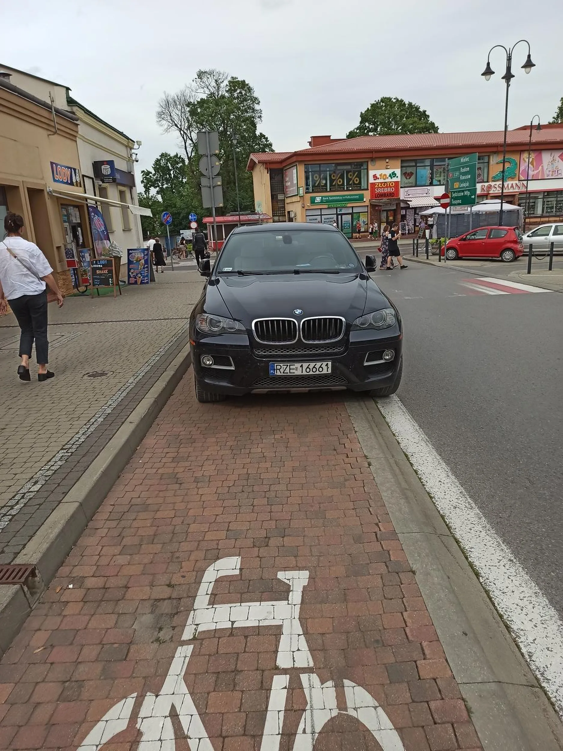 Jaką trzeba być wiejską palą, żeby przy całym pustym parkingu zaparkować trupa na ściezce rowerowej.