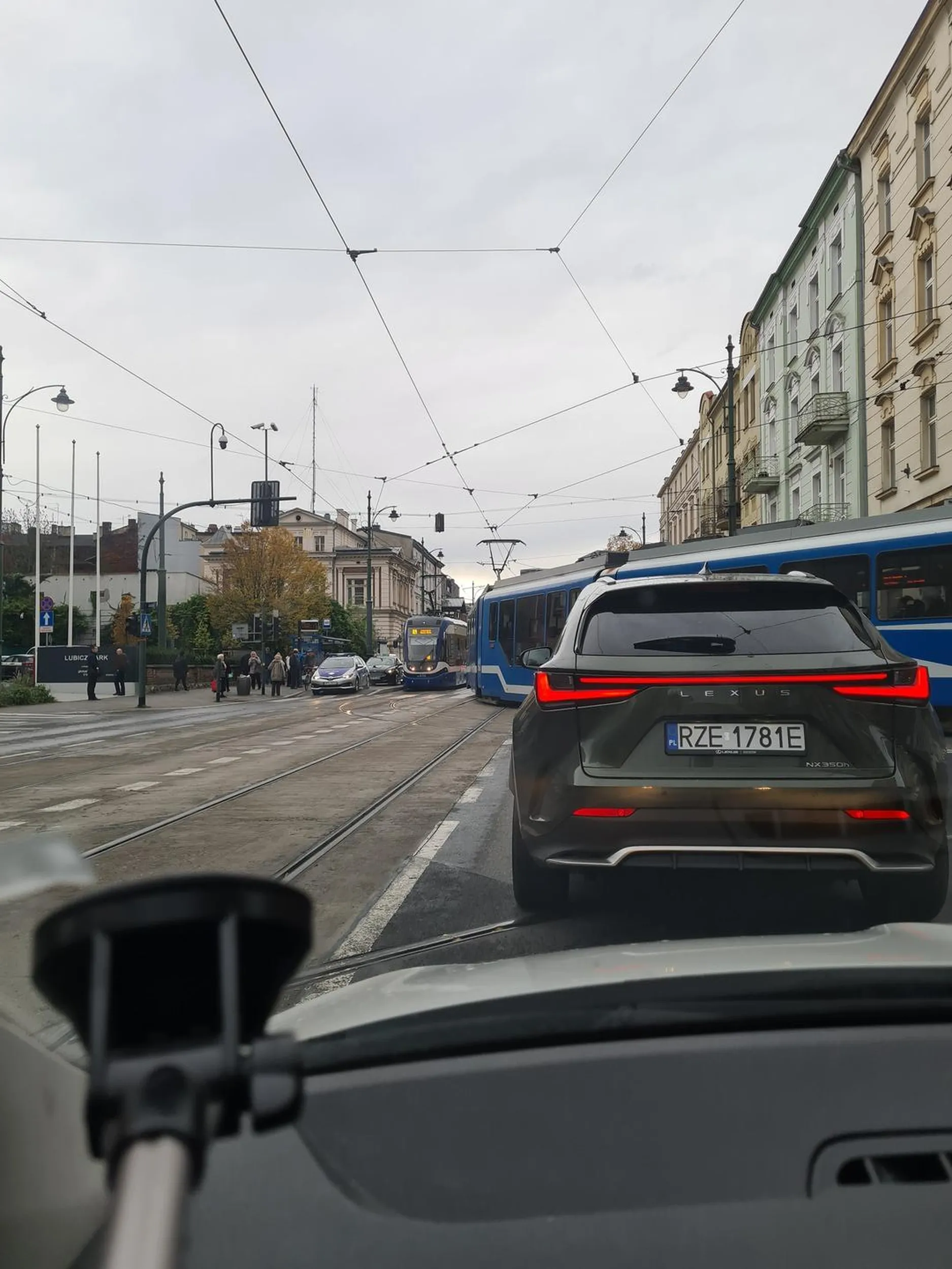 Kierowca jeździ niebezpiecznie bez przekonania. Niepewnie