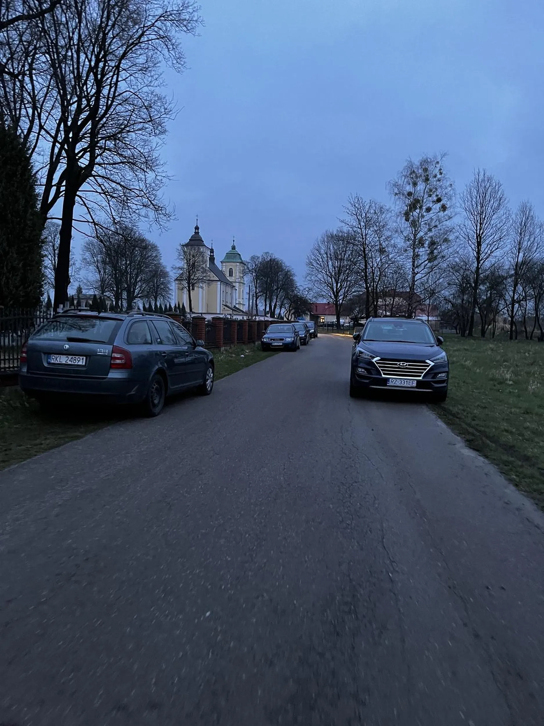 Nie ma to jak zaparkować i zablokować drogę bo nie chce się opon ubrudzić w błocie