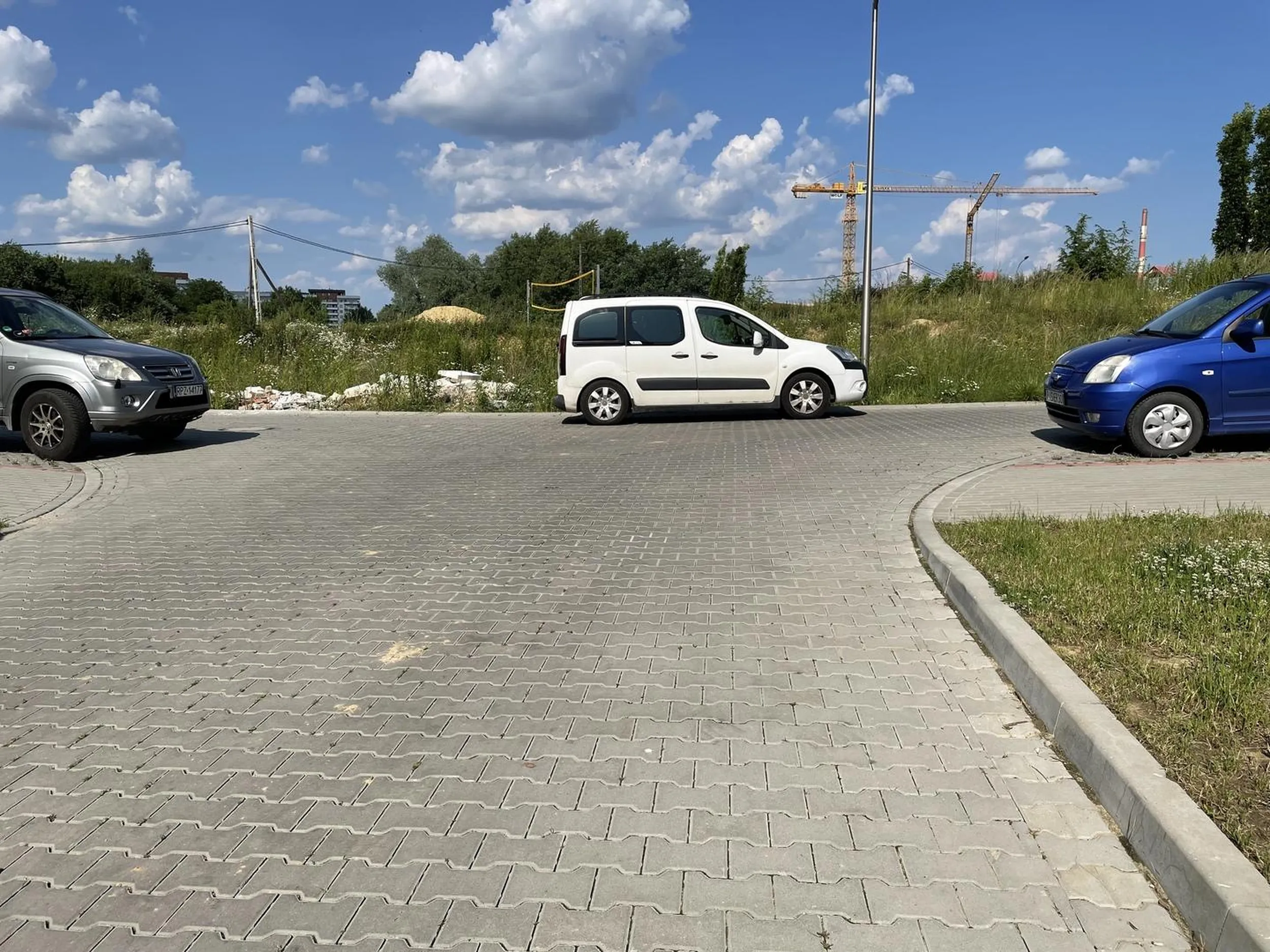 Karny kutas za parkowanie na środku skrzyżowania mimo, że jest pełno wolnych miejsc w pobliżu.