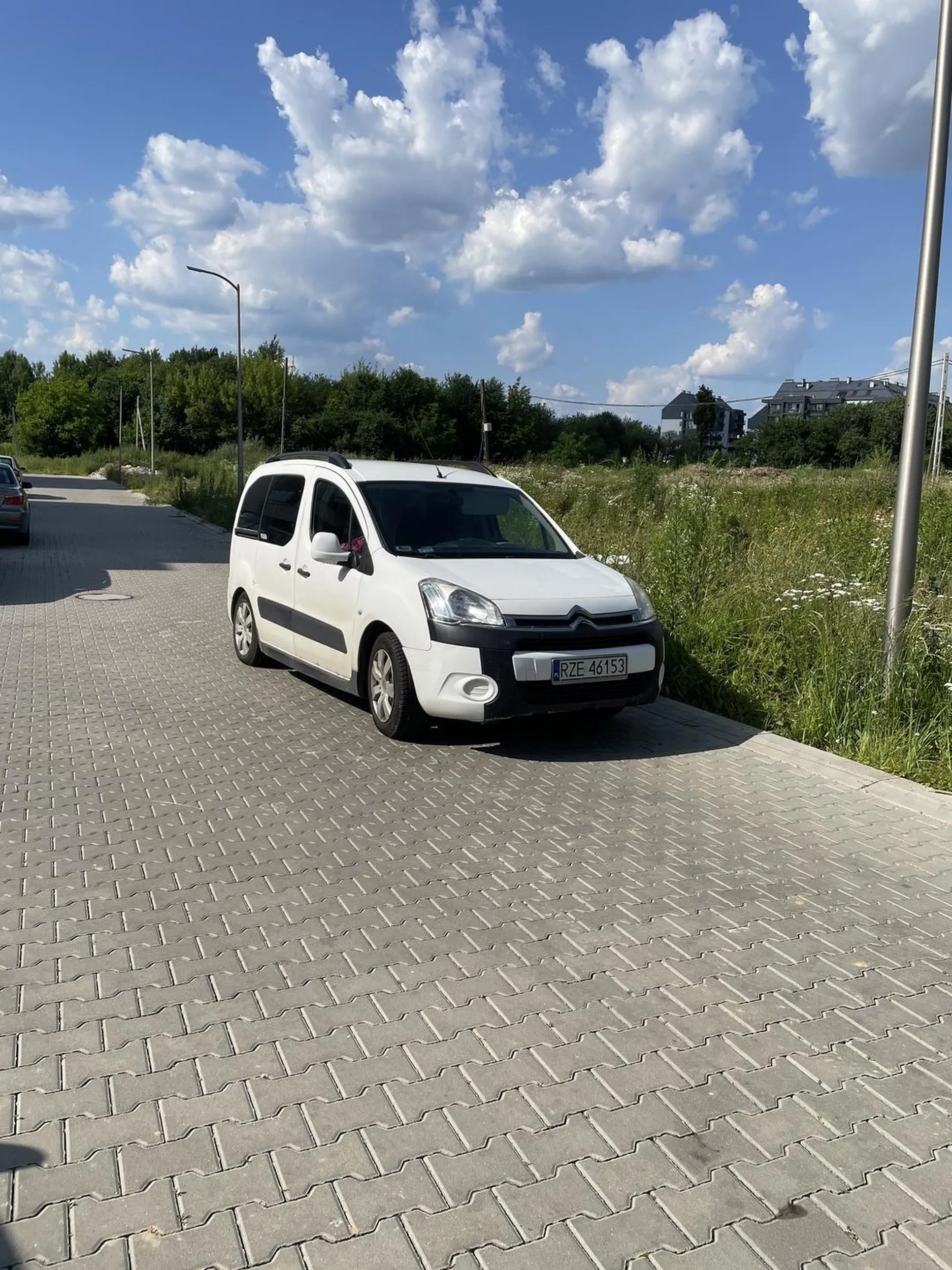 Karny kutas za parkowanie na środku skrzyżowania mimo, że jest pełno wolnych miejsc w pobliżu.