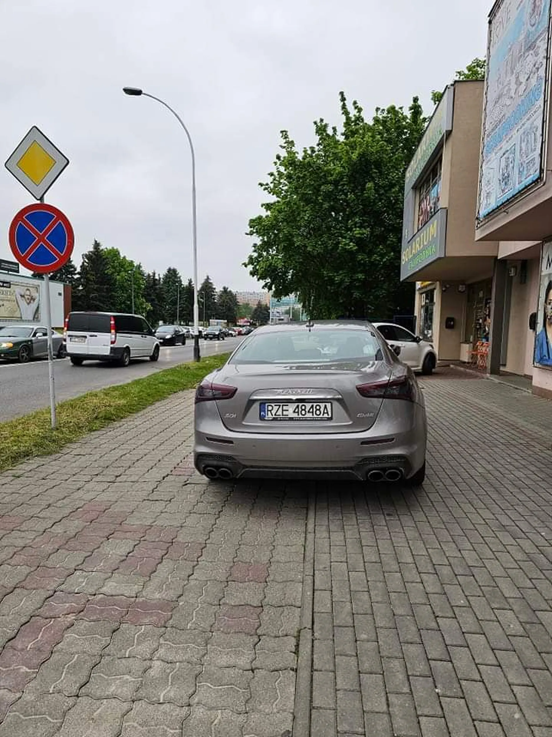 Kierowca parkuje na chodniku