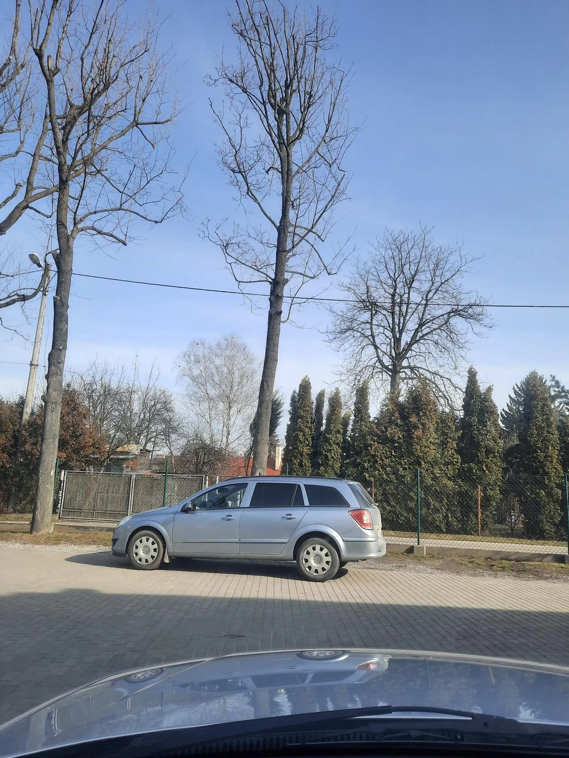 Parkowanie pod szkołą tej osoby to dno Miejsc pełno ale stanie na samym środku chodnika