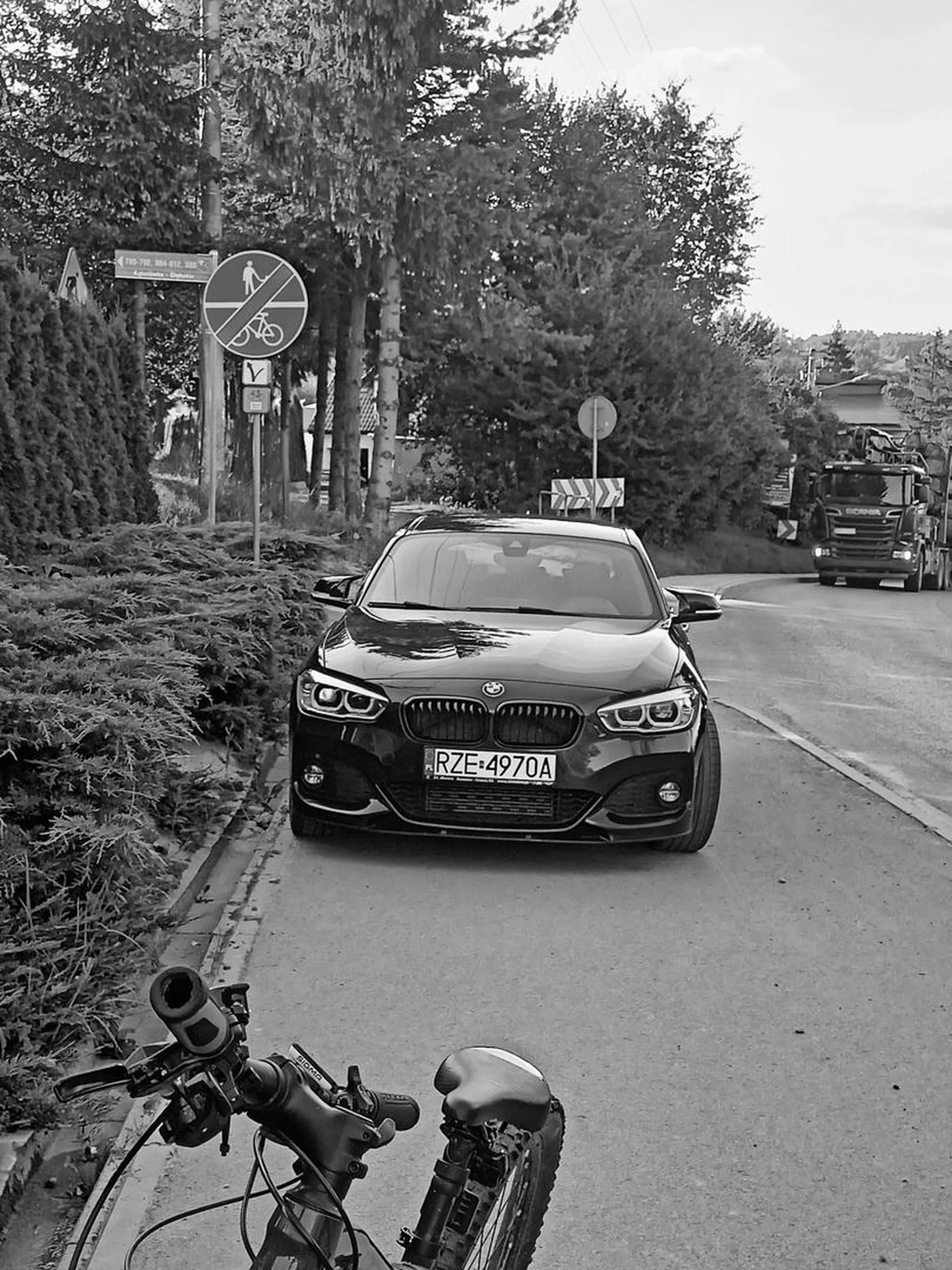 Kierowca parkuje na ścieżce pieszo rowerowej jednocześnie utrudniają ruch pieszych i rowerzystów (min. Mnie)