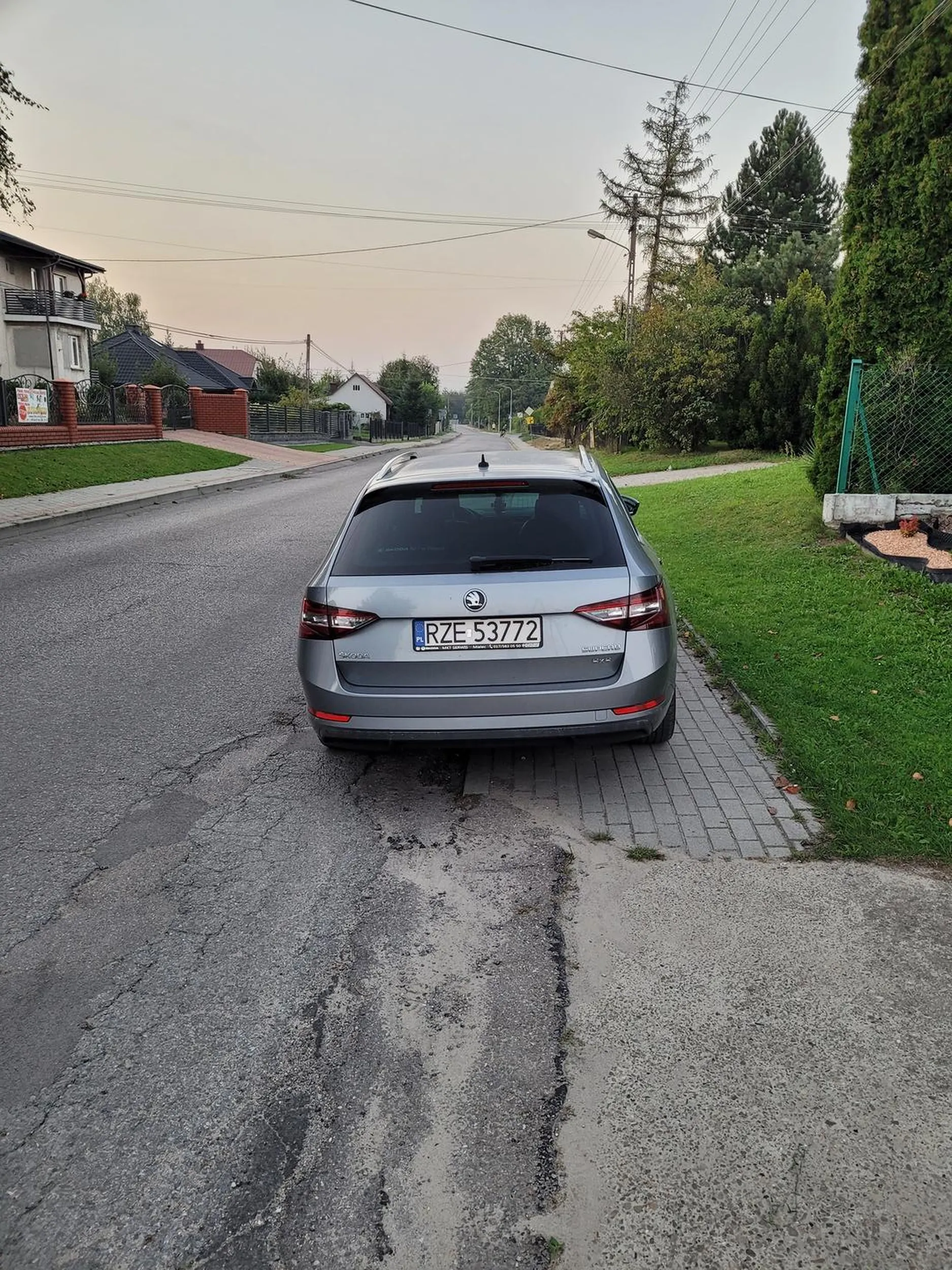 Blokada chodnika, regularnie w tym miejscu