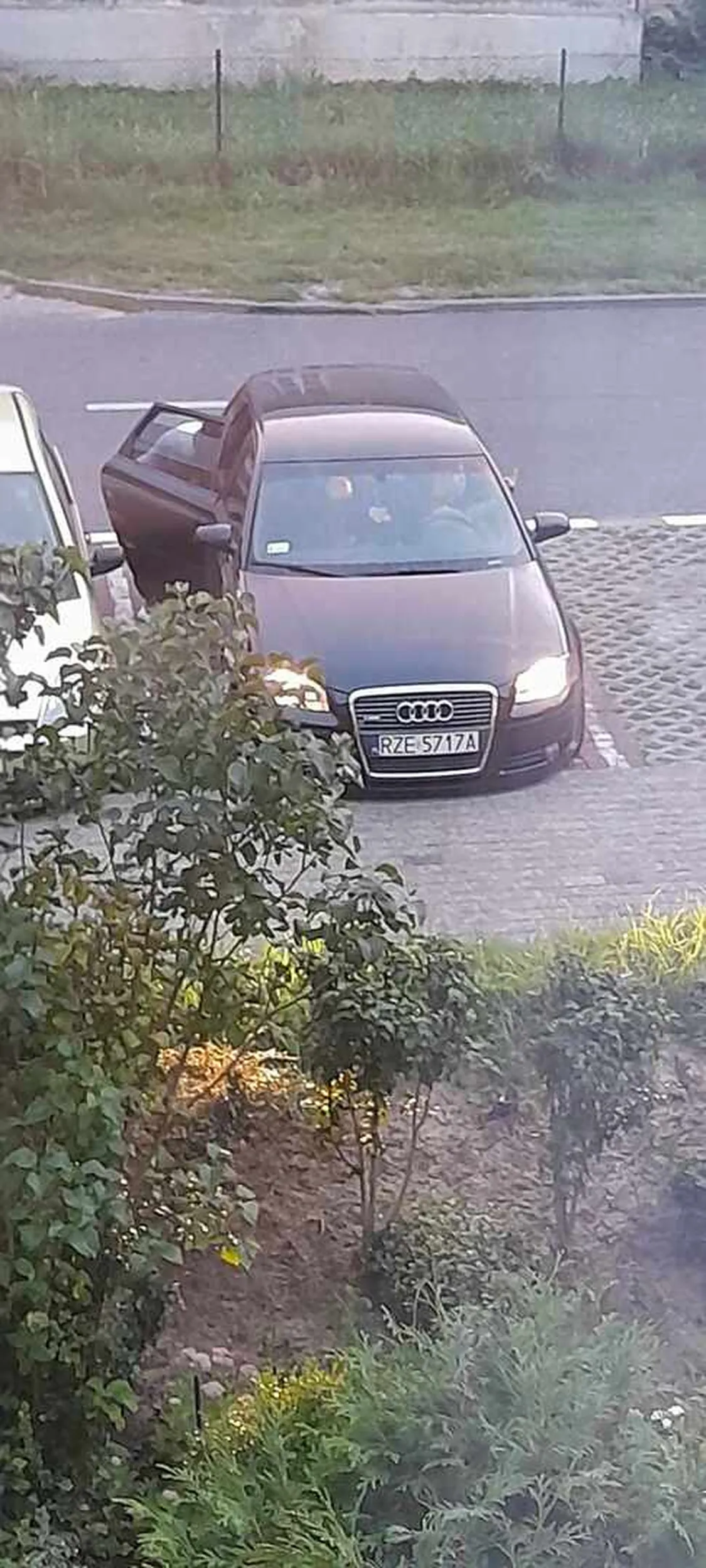 Wulgarne zachowanie młodej nie wychowanej z mamusią dziewczyny z prowincji,parkuje pod prywatnym blokiem, po zwróceniu uwagi pokazuje środkowy palec!