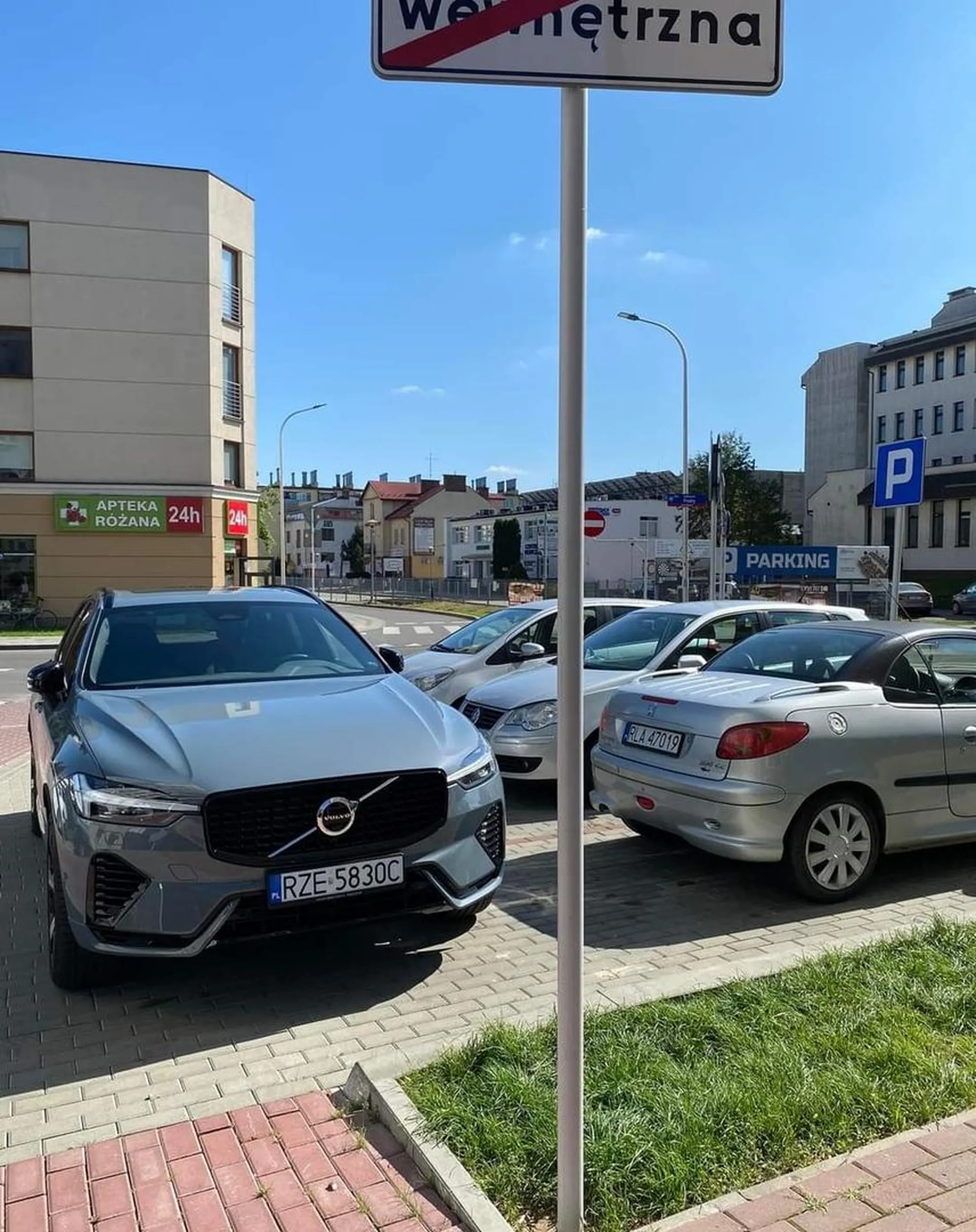 zastawil trzy samochody na dobre kilkanaście minut później przychodząc i wzruszając ramionami ze przecież nic się nie stało i dlaczego w ogóle ktoś moze miec problem z parkowaniem