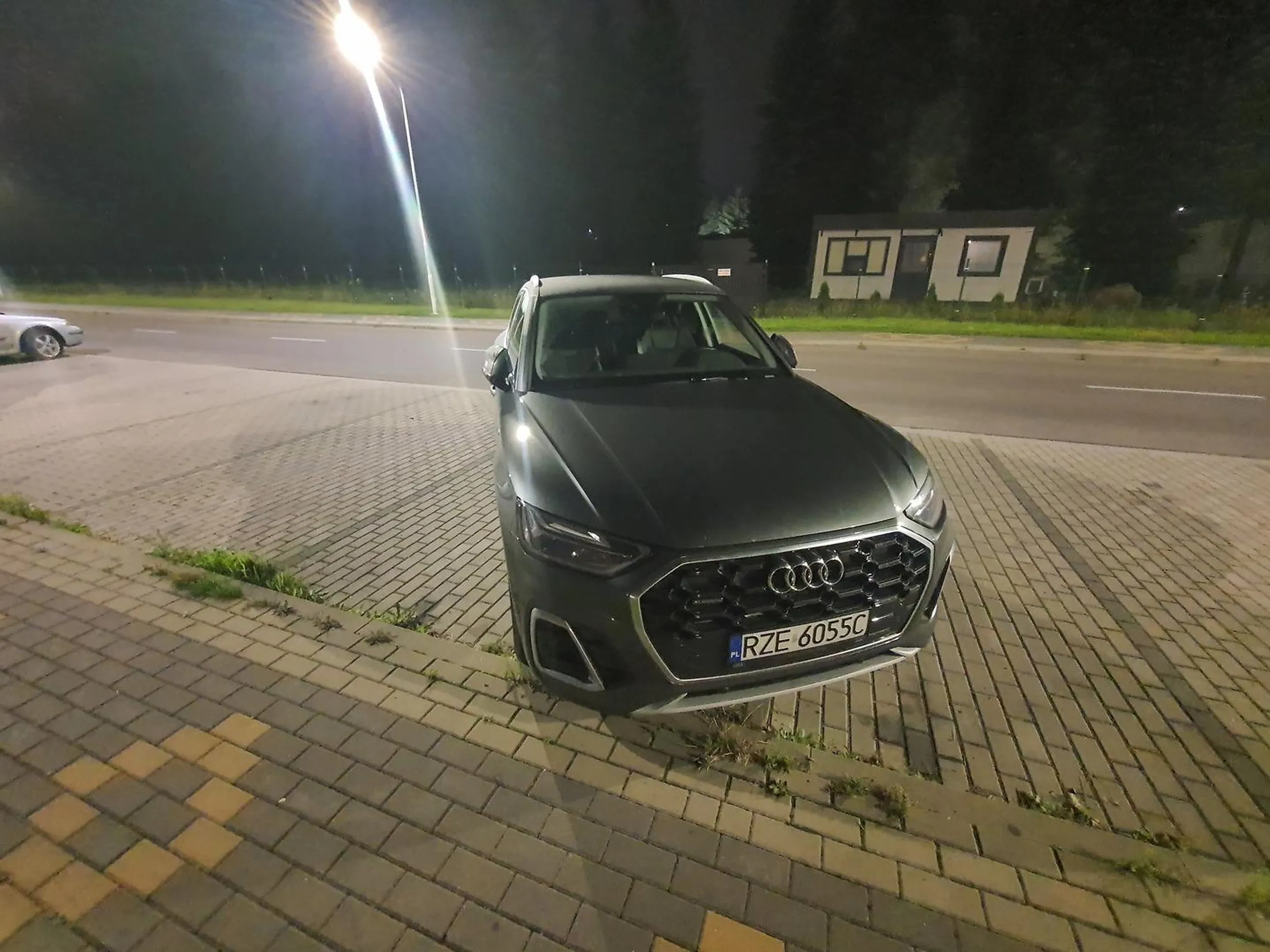 Parkować nie nauczyli? Właściciel widział jak robię zdjęcie i żeby nie było że to jego to czekał aż odejdę żeby odjechać.