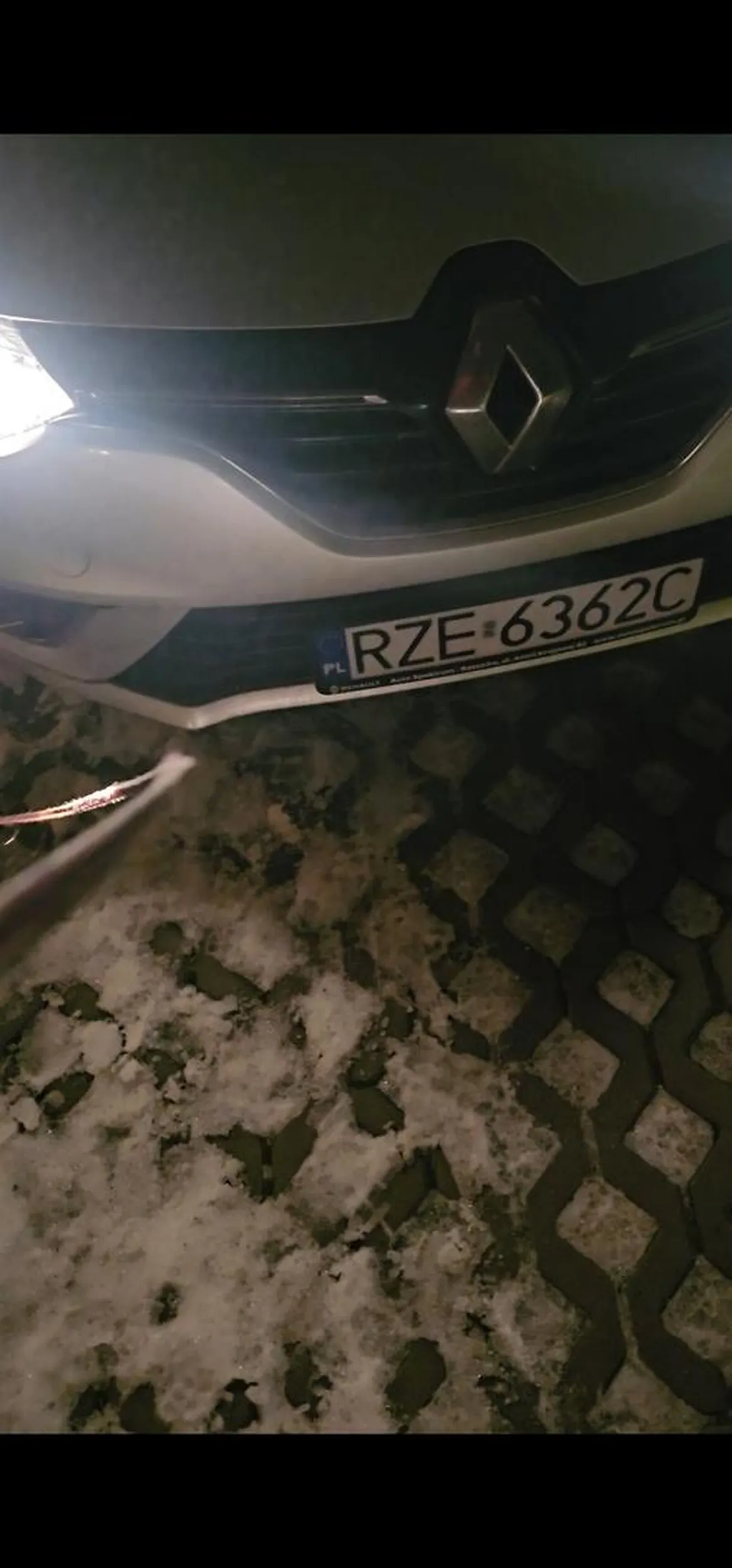 Zacznijmy od tego że ślepy bo porusza się drogą pożarową z zakazem wjazdu, jakiś antyspołeczny bo szyby nie łaska otworzyć a zamiast tego chciał mnie rozjechać więc i kryminalista.