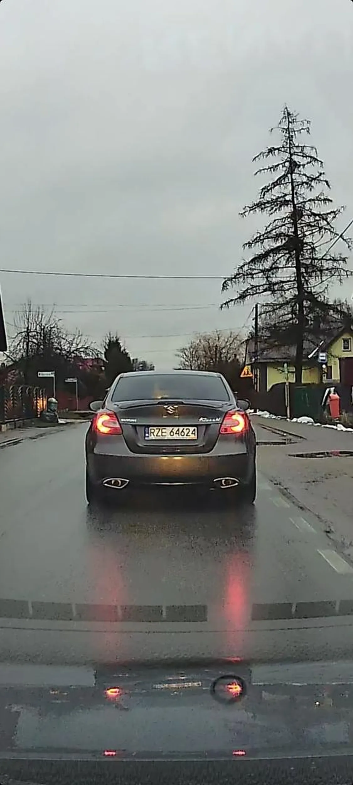 Na swoim podwórku jesteś ze jedziesz 20km/h wyhamowując wszystkich tym skośnookim pasciem ?!