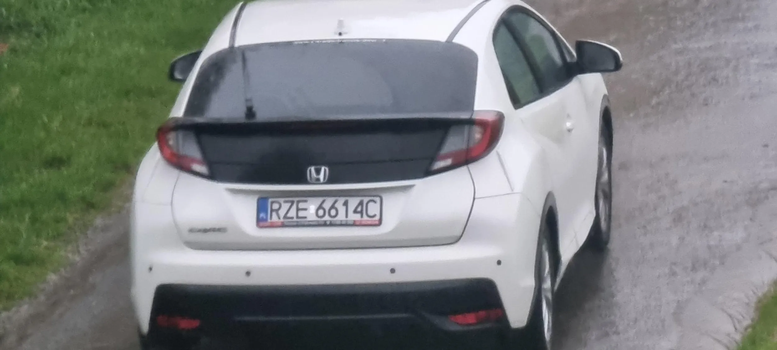 Uwaga ped_fil! Podjeżdża pod prywatne posesje i fotografuje dzieci! Uwaga na niego!