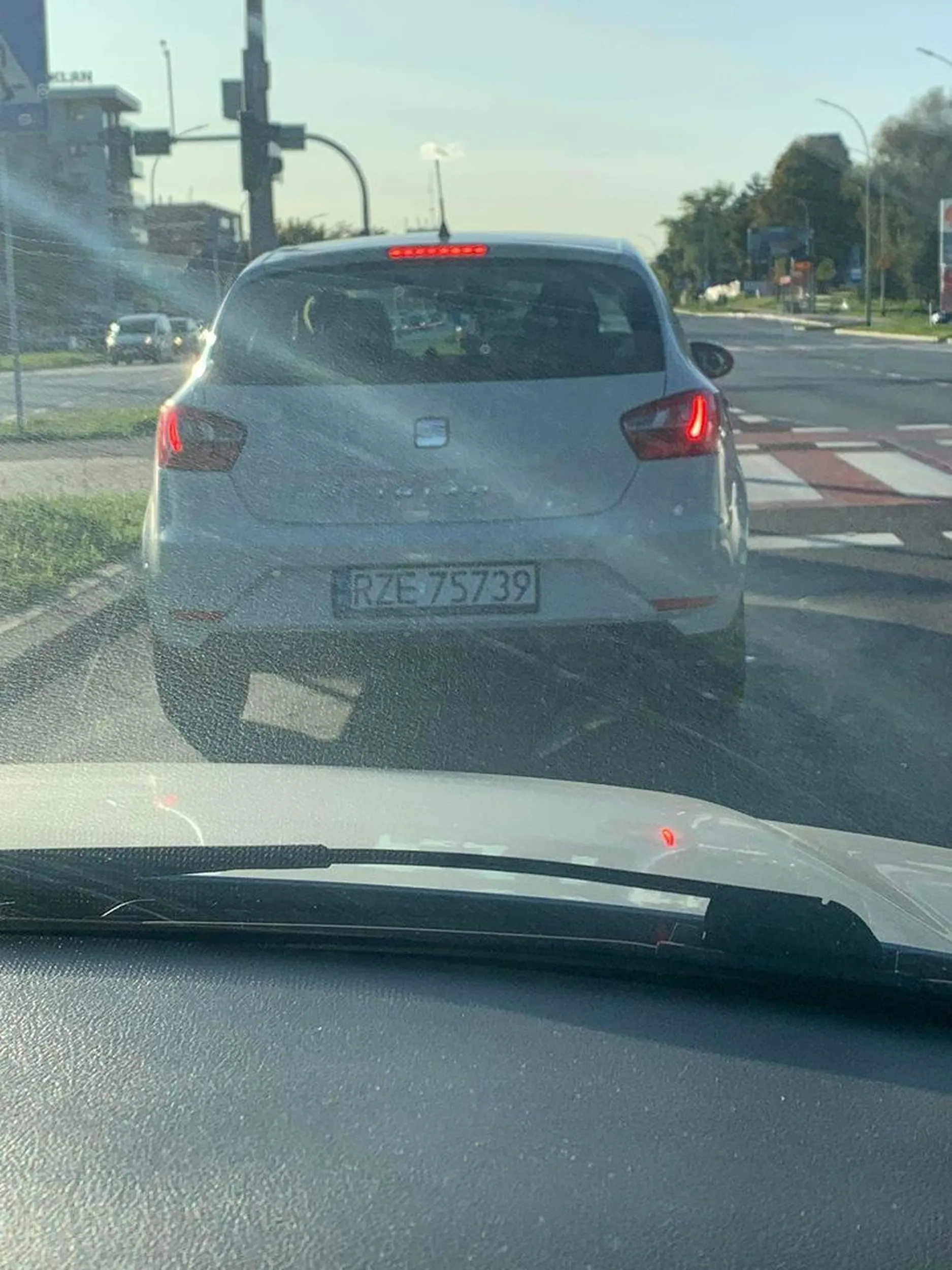 Kierowca nie włącza kierunkowskazu, nie wiadomo czy zamierza jechać prosto, czy faktycznie skręcić