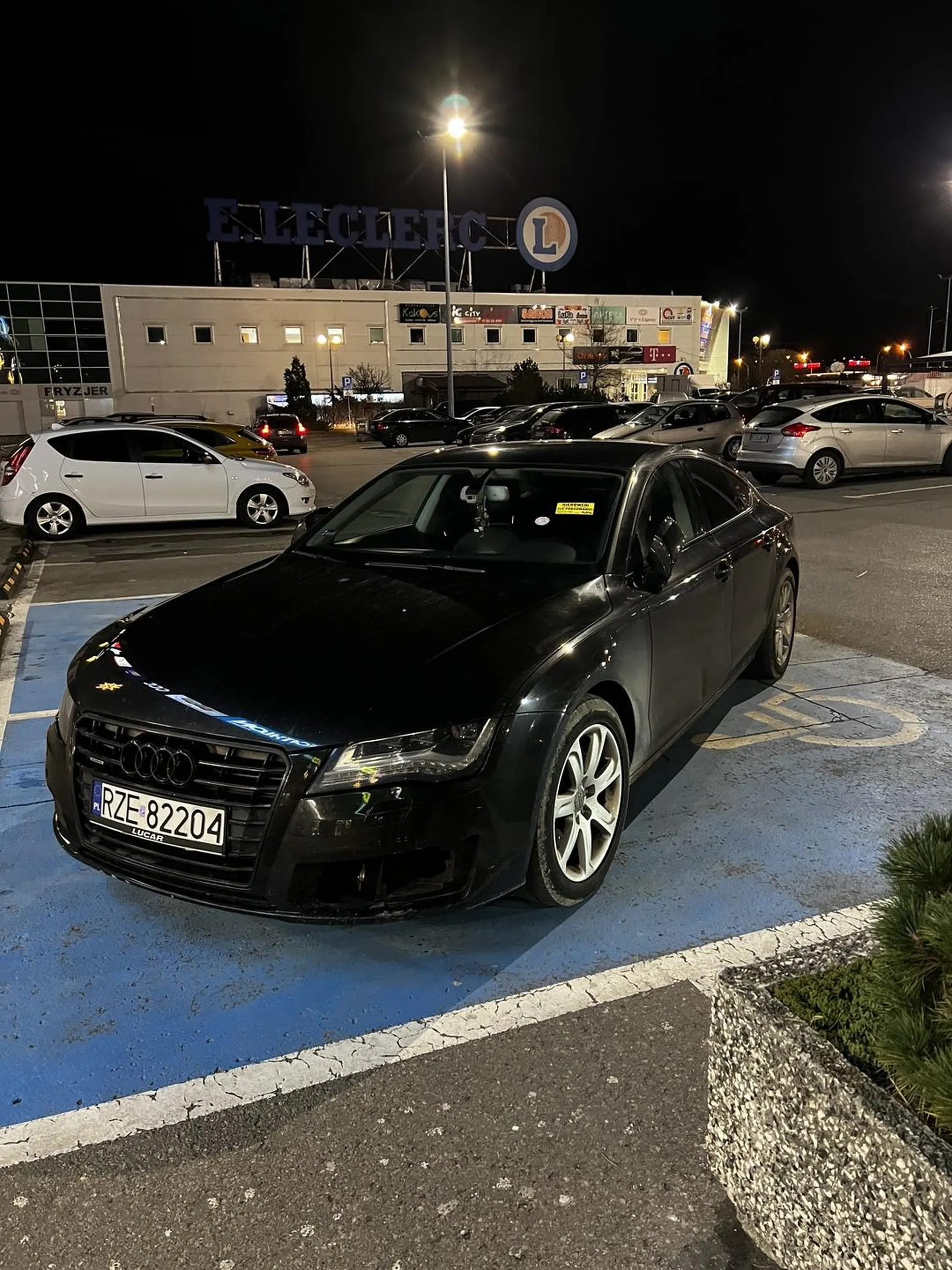 dalej się nie nauczył parkować