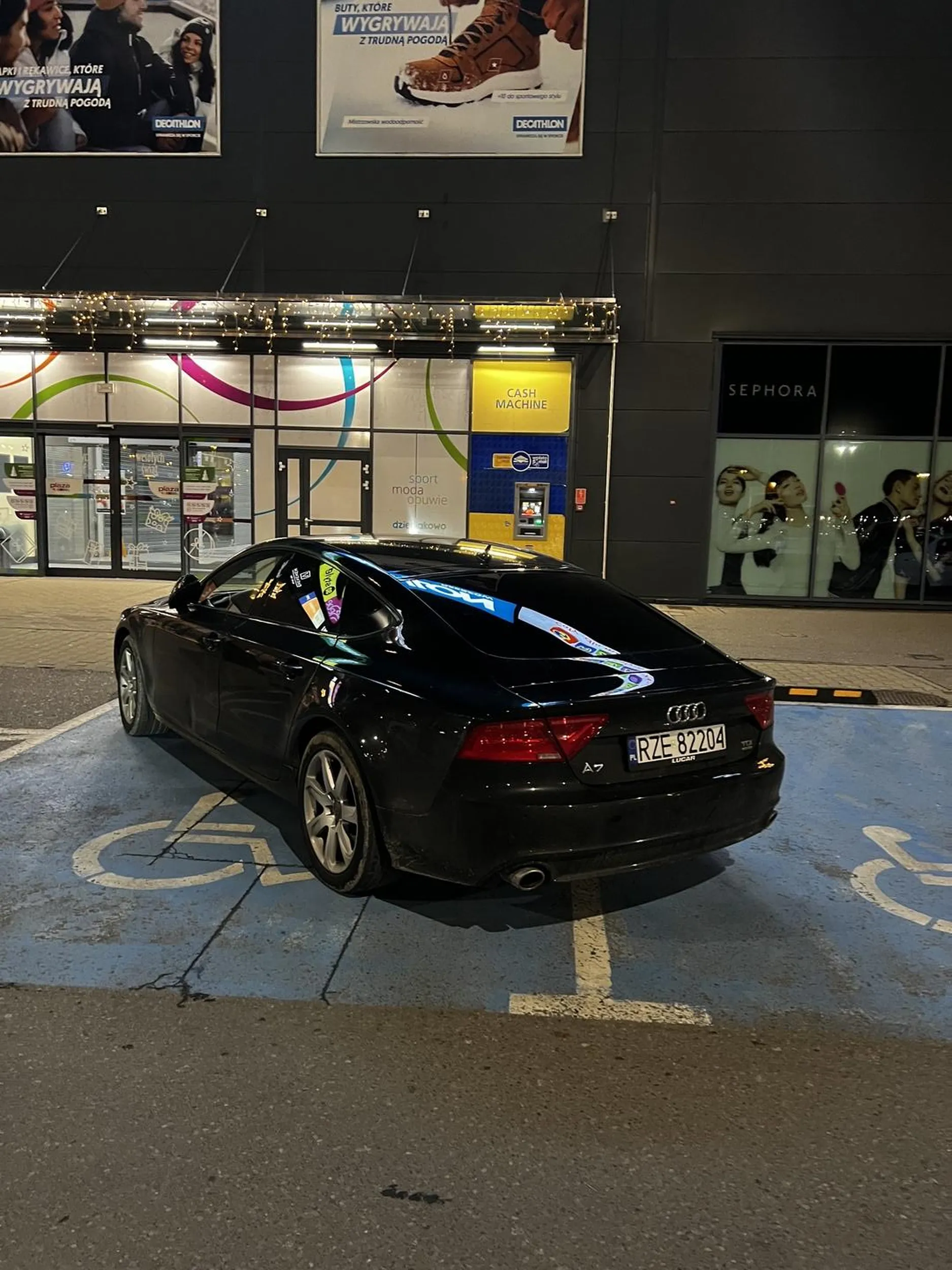 dalej się nie nauczył parkować