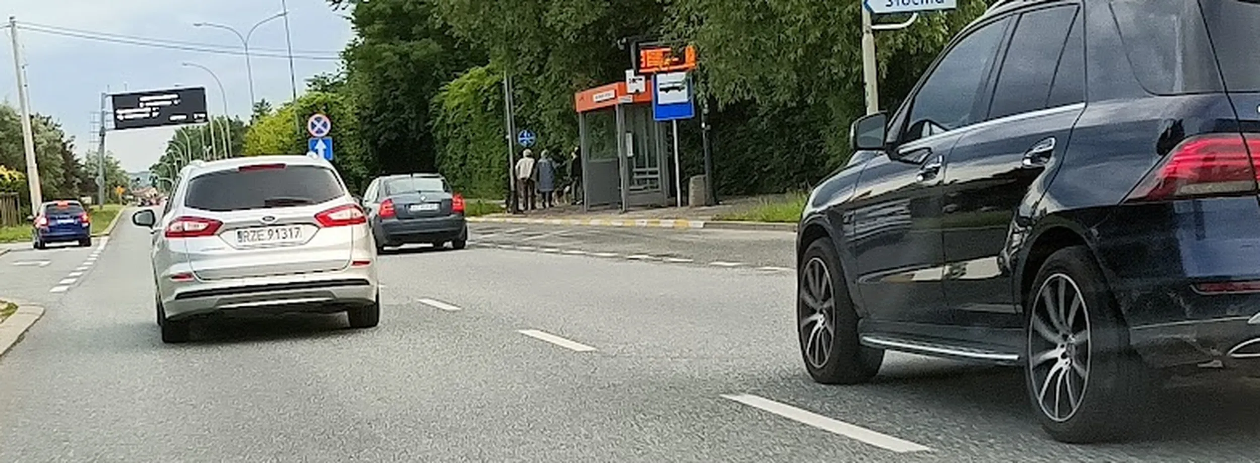 Jeb** król lewego pasa. Sam nie pojedzie i innym nie da. Jedziesz za nim, bo na prawym wloką się jakieś ukry, to jeszcze perfidnie zwalnia.