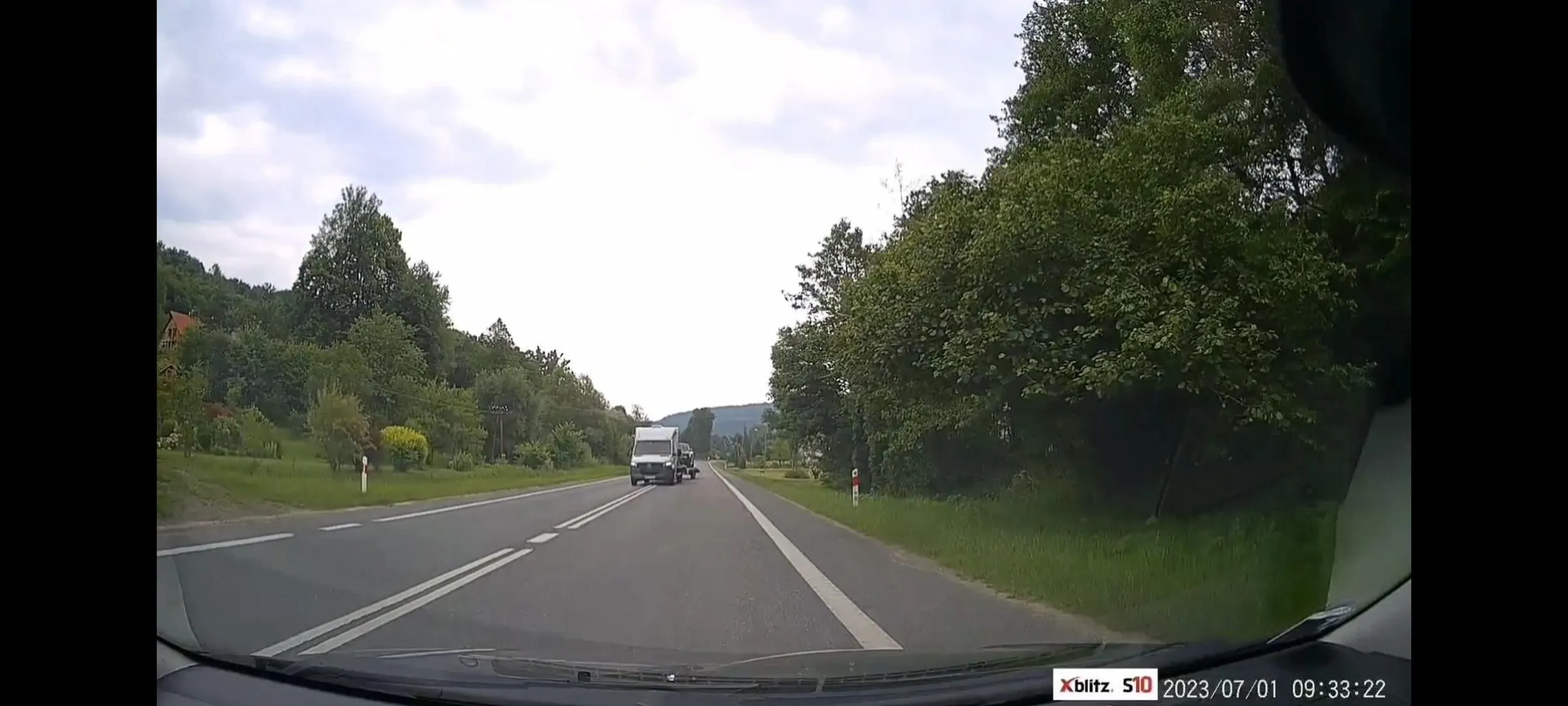 Wyprzedzanie na ciągłej, musiałem hamować do 20km/h i zjechać na poboczne. Bardzo nie odpowiedzialny kierowca