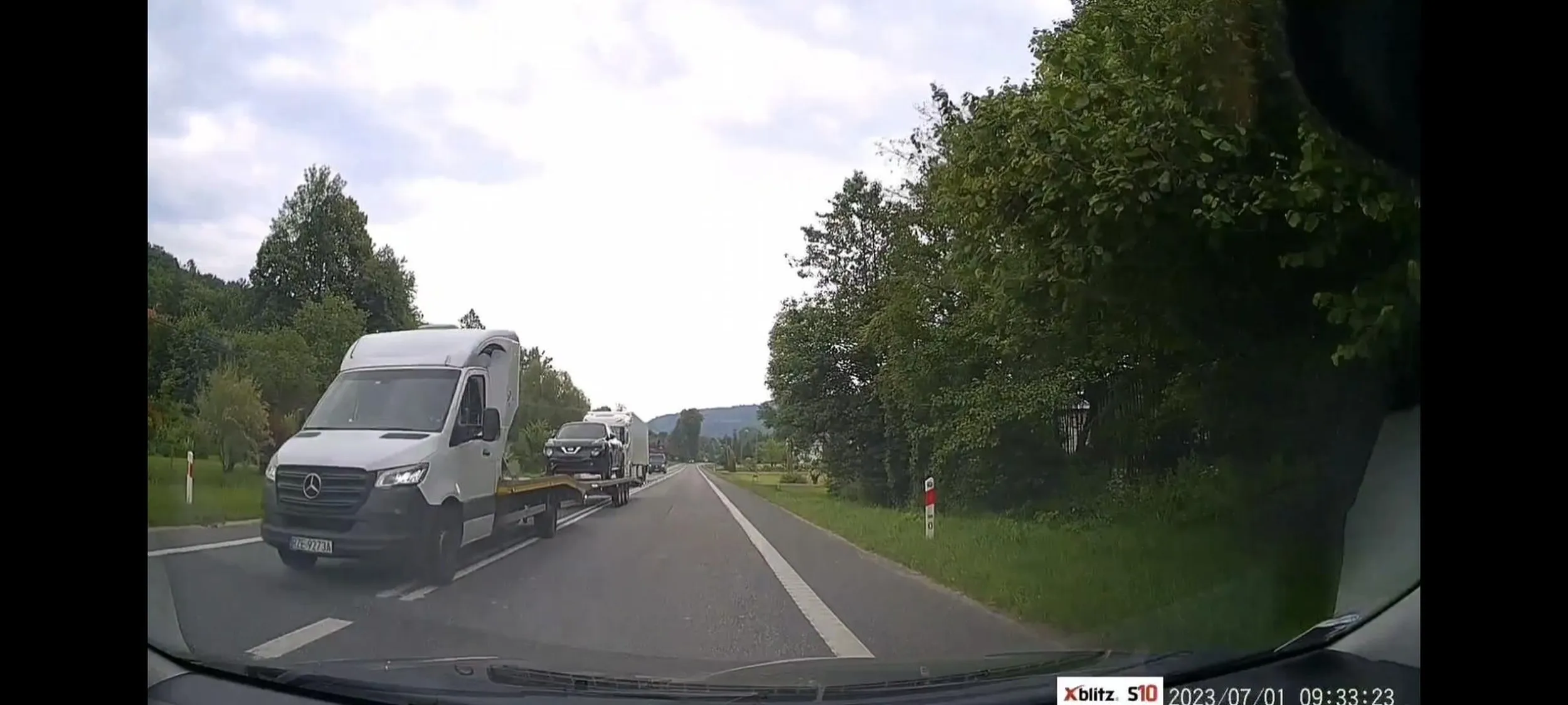 Wyprzedzanie na ciągłej, musiałem hamować do 20km/h i zjechać na poboczne. Bardzo nie odpowiedzialny kierowca
