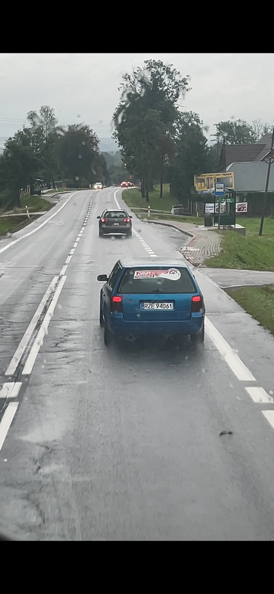 Samochód sprowadzony pewnie jako bezwypadkowy z Niemiec ?szkoda że troszkę krzywy