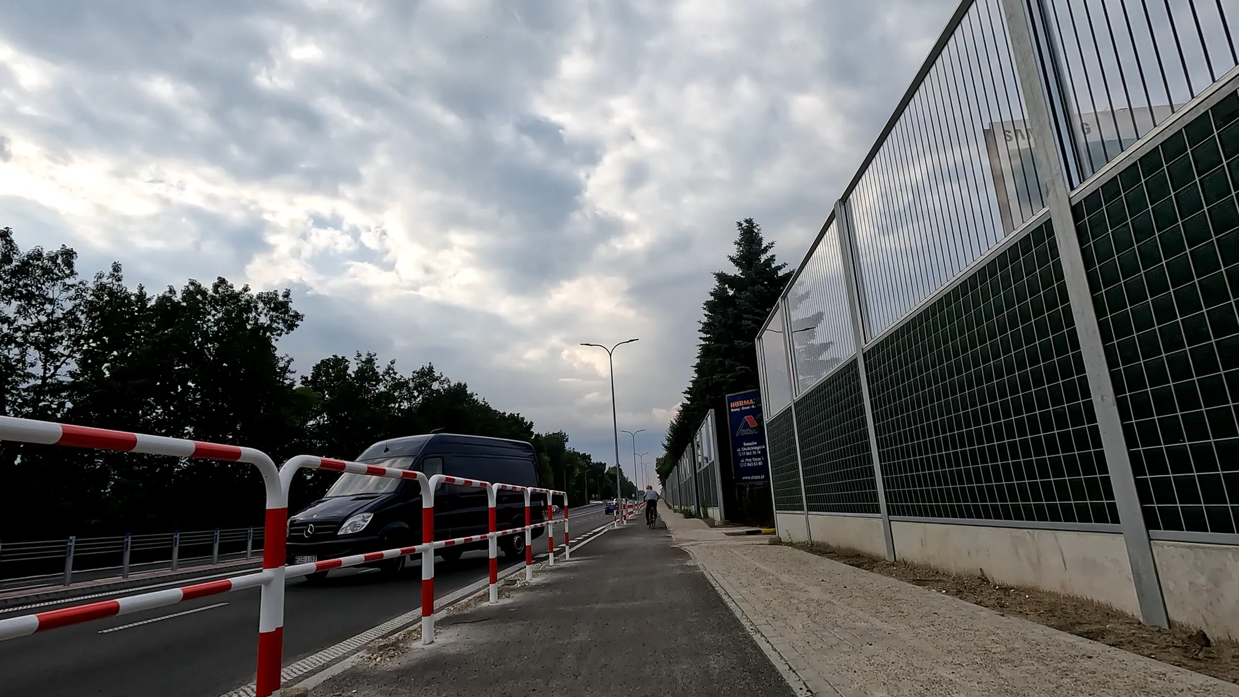 Chlop w Rudnej Małej wyjechał na nową drogę pod prąd. Mam film z twoim wyczynem.