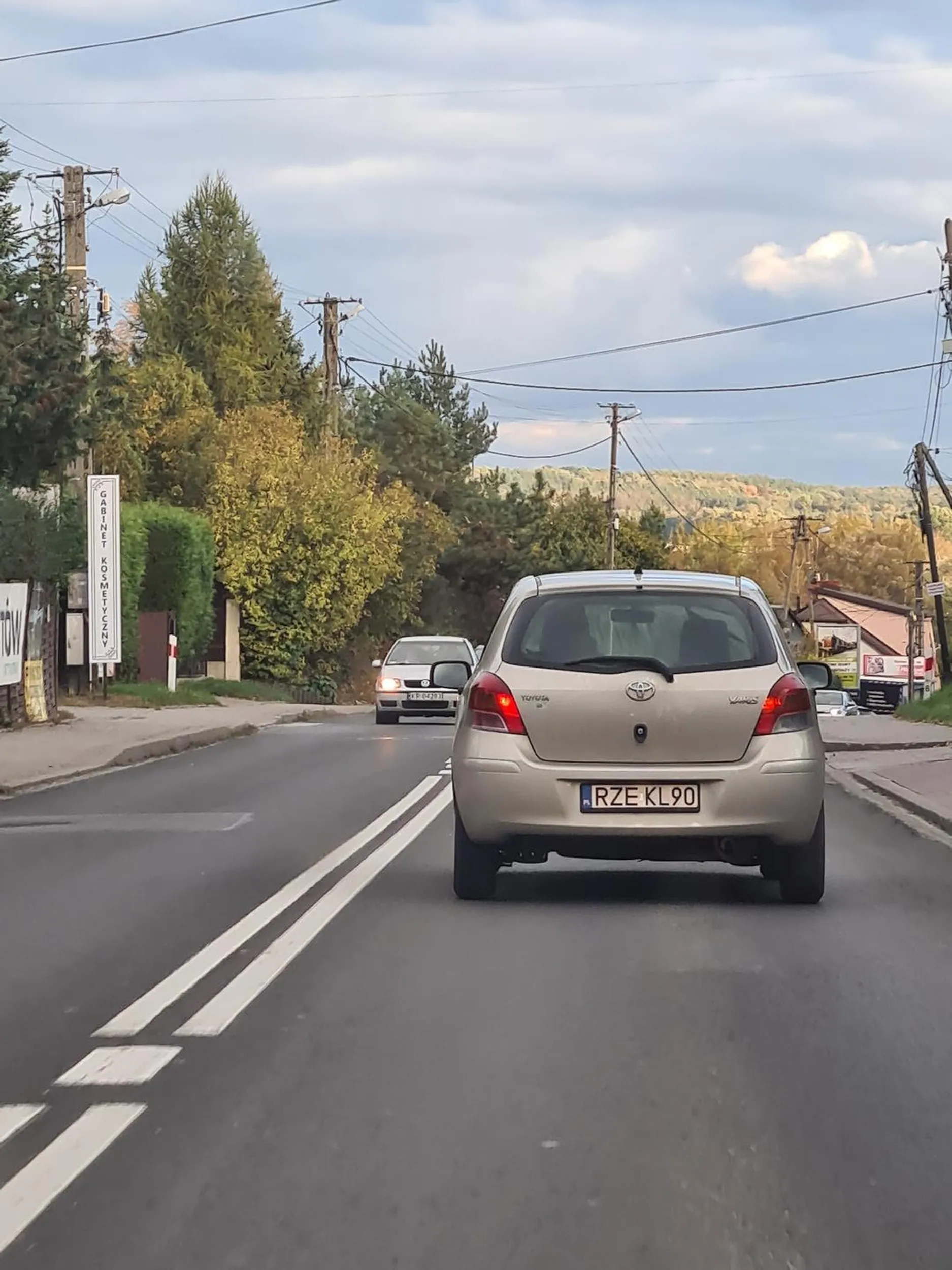 Kierowca cofając z parkingu wymusza pierwszeństwo wyjeżdżając na główną ulicę! Stwarza zagrożenie na drodze!
