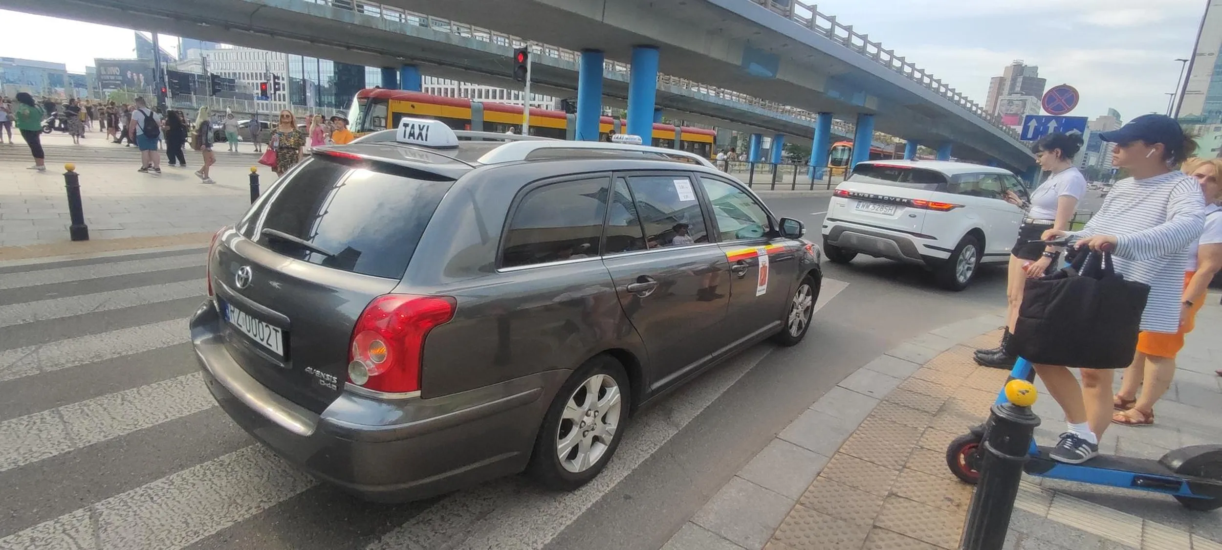 Pan z TAXI Stoi na przejściu dla pieszych