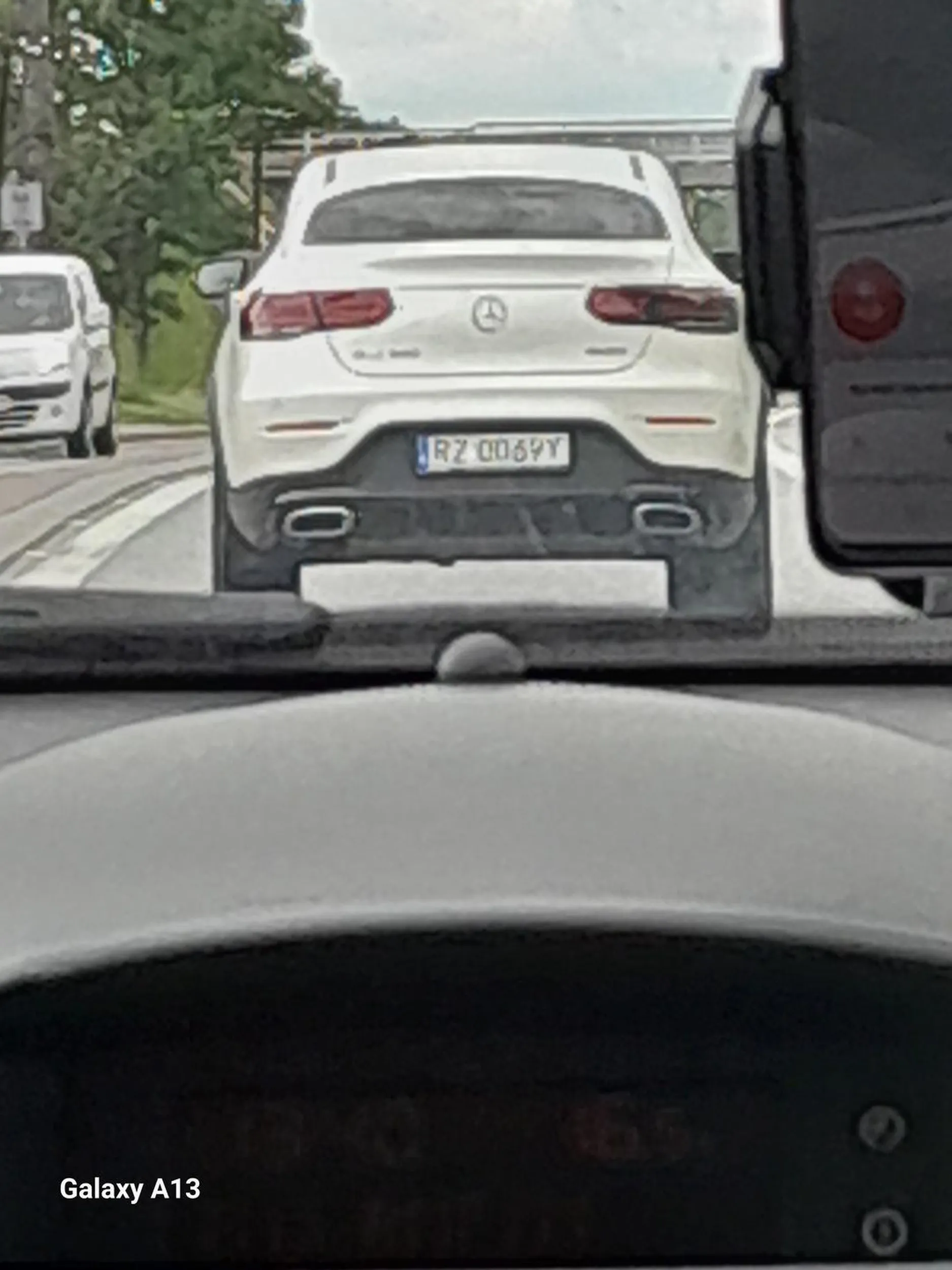 Wyprzedza na zakazie