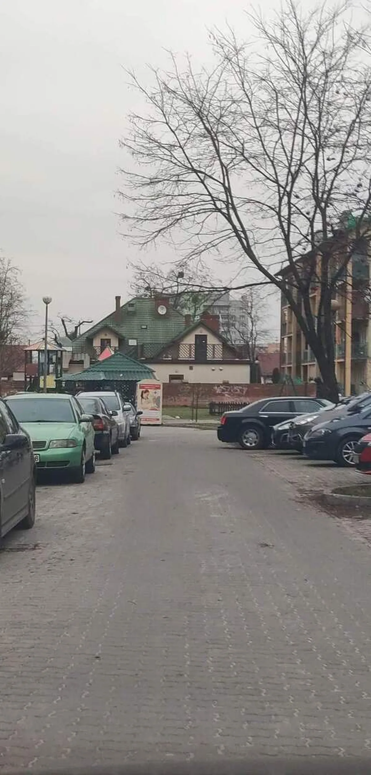 Kierowca od samego rana zaparkował tak aby nikt nie mógł wjechać oraz wyjechać z parkingu