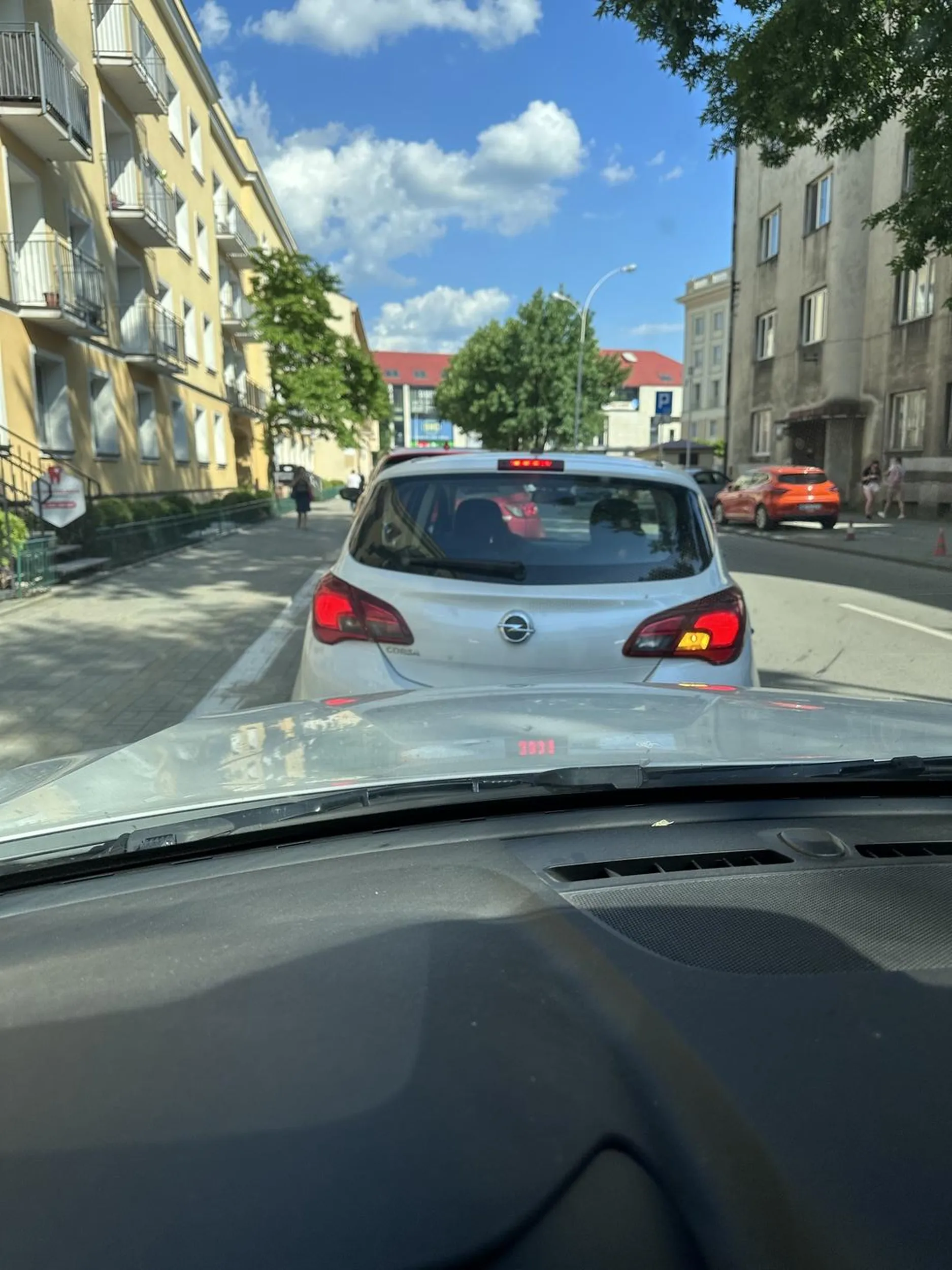 Kobieta w czarnych włosach. Nie potrafi wyjechać z miejsca postojowego mając 1,5 m przed sobą. Jeszcze się kłóci i otwiera moje drzwi samochodu.  Najlepiej, aby takim niezrównoważonym osoba z marszu odbierać prawko jeśli dla Szanownej Pani trzeba odjeżdżać aby wyjechała. Odpowiednik wiedźmy z wyglądu. Niech się pani poważnie nad sobą zastanowi i nie zaczepia obcych ludzi, a potem jeszcze moralizuje.