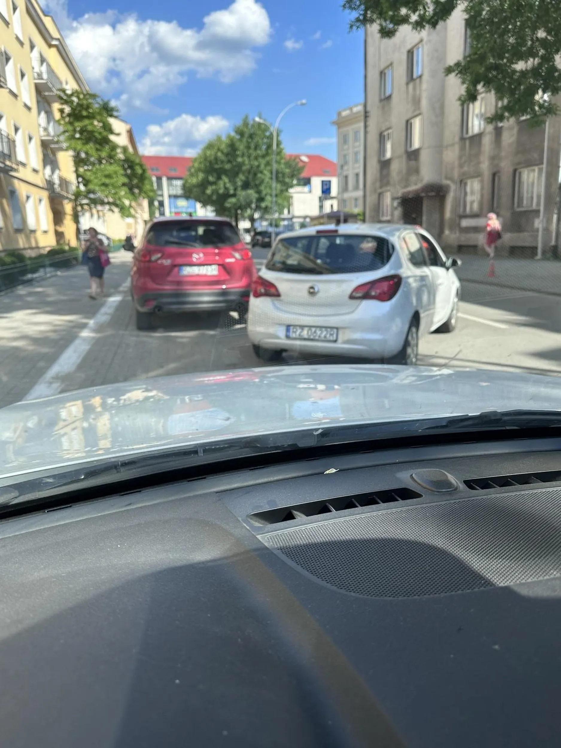 Kobieta w czarnych włosach. Nie potrafi wyjechać z miejsca postojowego mając 1,5 m przed sobą. Jeszcze się kłóci i otwiera moje drzwi samochodu.  Najlepiej, aby takim niezrównoważonym osoba z marszu odbierać prawko jeśli dla Szanownej Pani trzeba odjeżdżać aby wyjechała. Odpowiednik wiedźmy z wyglądu. Niech się pani poważnie nad sobą zastanowi i nie zaczepia obcych ludzi, a potem jeszcze moralizuje.