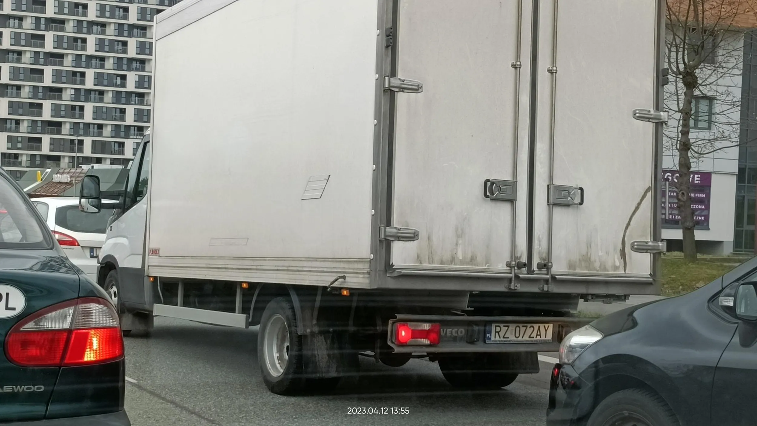 Qtas wyrzuca śmieci na ulicę