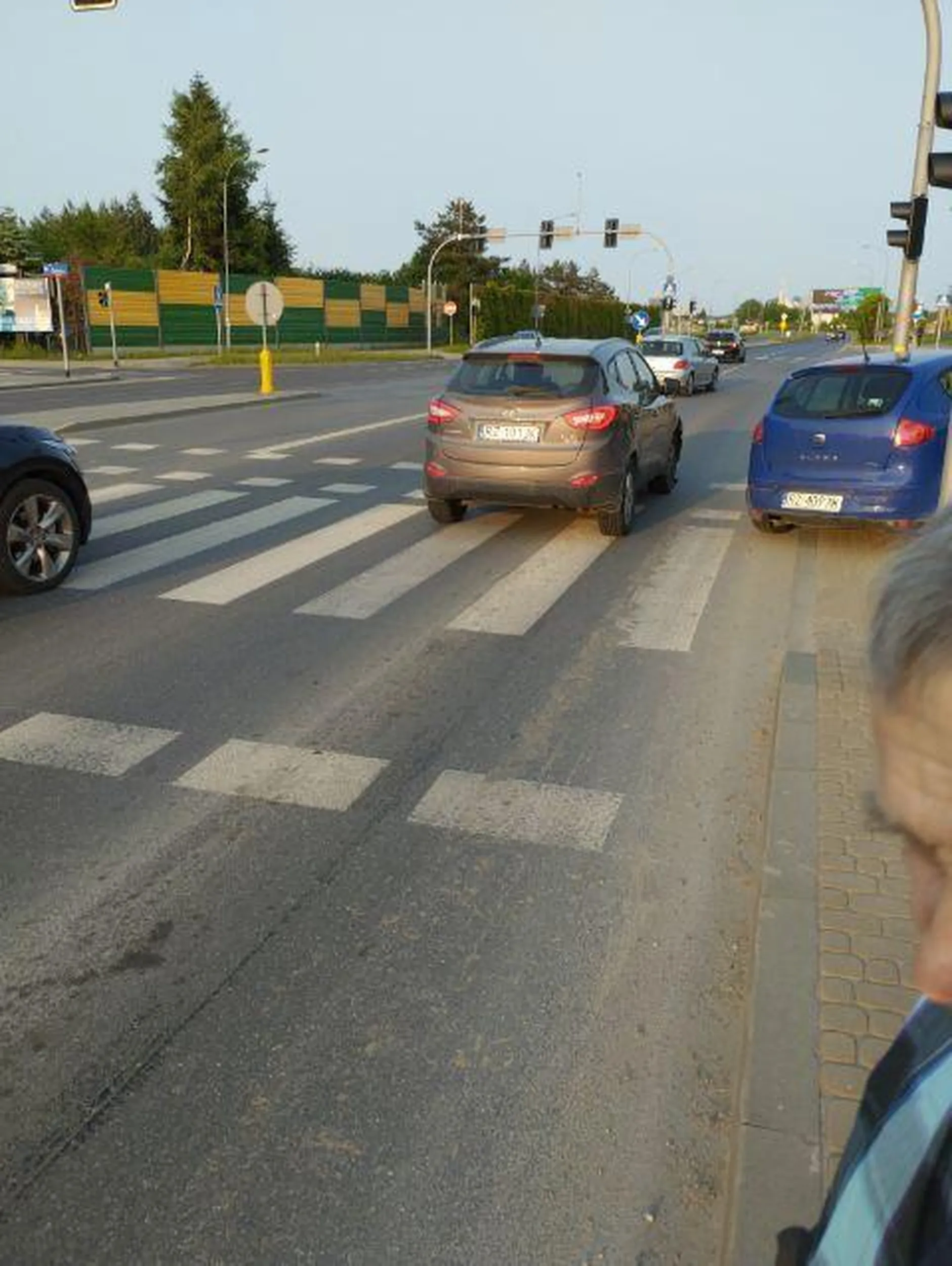 27 mają spowodował kolizję, uszkodził dwa auta i uciekł z miejsca zdarzenia.