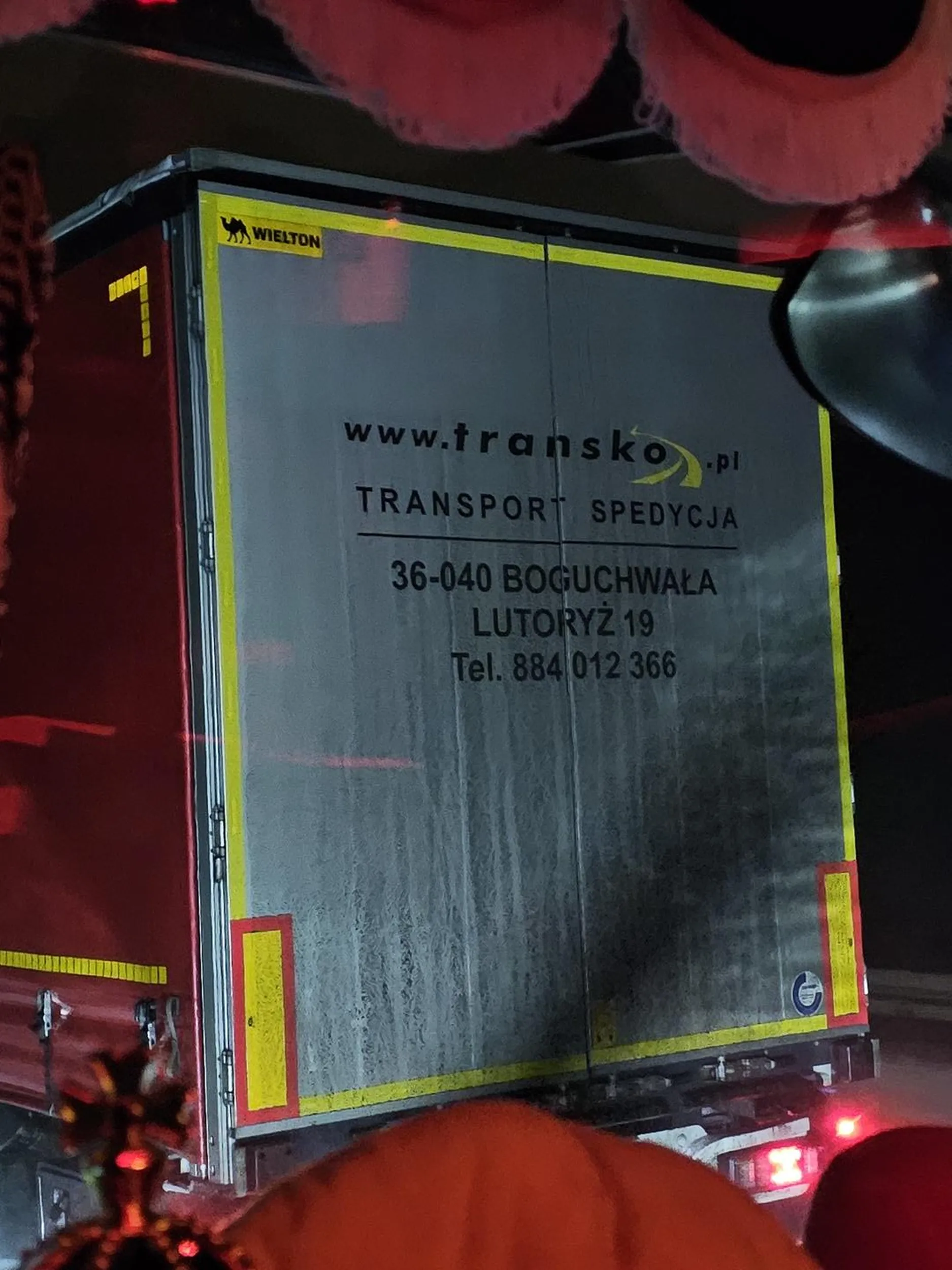 Matoł w dafie robi sobie zabawy na autostradzie. Zaczynasz wyprzedzać to przyspiesza. Złośliwa ku*wa. Wyprzedzisz to hamuje i szuka następnego.