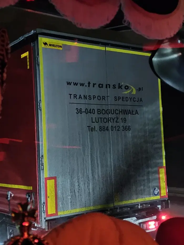 Matoł w dafie robi sobie zabawy na autostradzie. Zaczynasz wyprzedzać to przyspiesza. Złośliwa ku*wa. Wyprzedzisz to hamuje i szuka następnego.