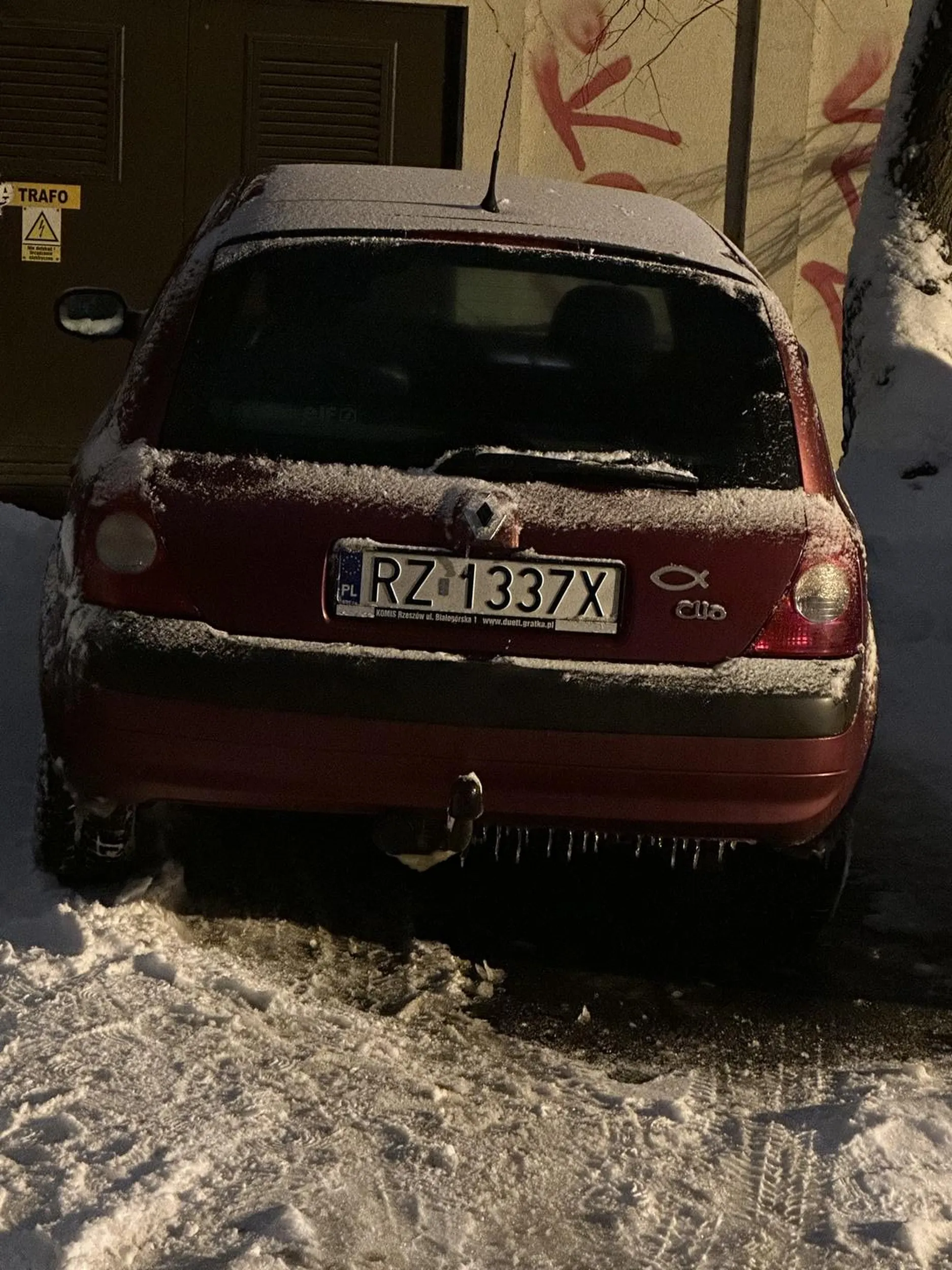 Brak identyfikatora parkingowego!! Wjazd pod zakaz i zle zaparkowany samochód!! Ten parking jest tylko dla mieszkańców! Na przyszłość bez identyfikatora nawet nie wjeżdżaj bo będę dzwonić na policję lub straż miejską. Nie pozdrawiam!