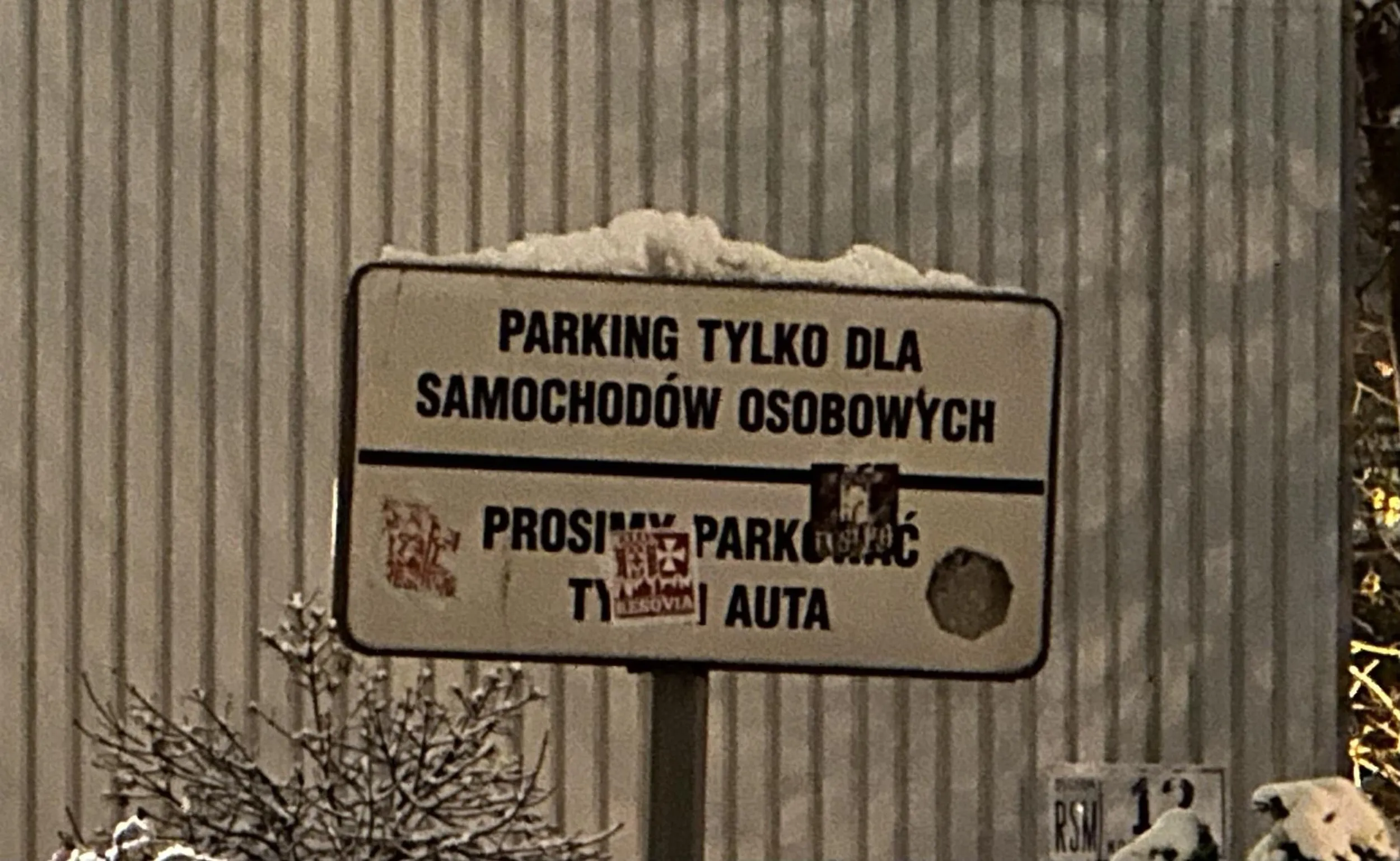 Brak identyfikatora parkingowego!! Wjazd pod zakaz i zle zaparkowany samochód!! Ten parking jest tylko dla mieszkańców! Na przyszłość bez identyfikatora nawet nie wjeżdżaj bo będę dzwonić na policję lub straż miejską. Nie pozdrawiam!