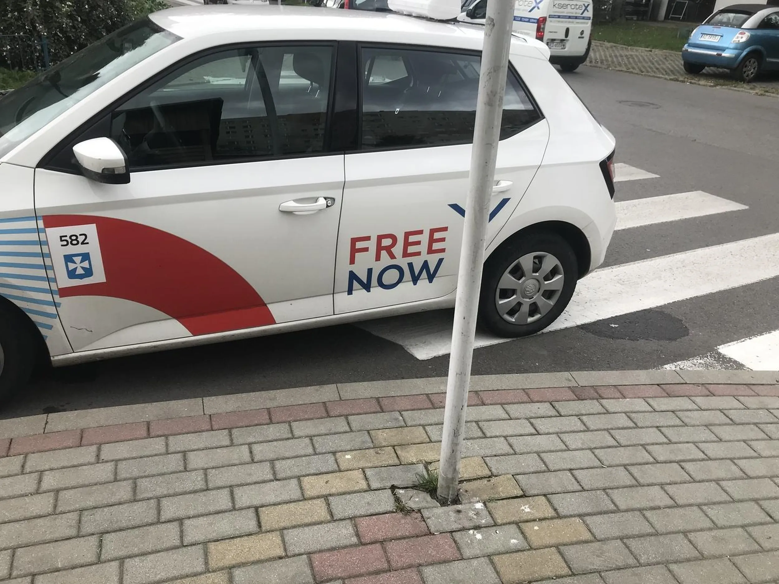 Chyba zbędny. Drugi dzień tak sterczy pajac