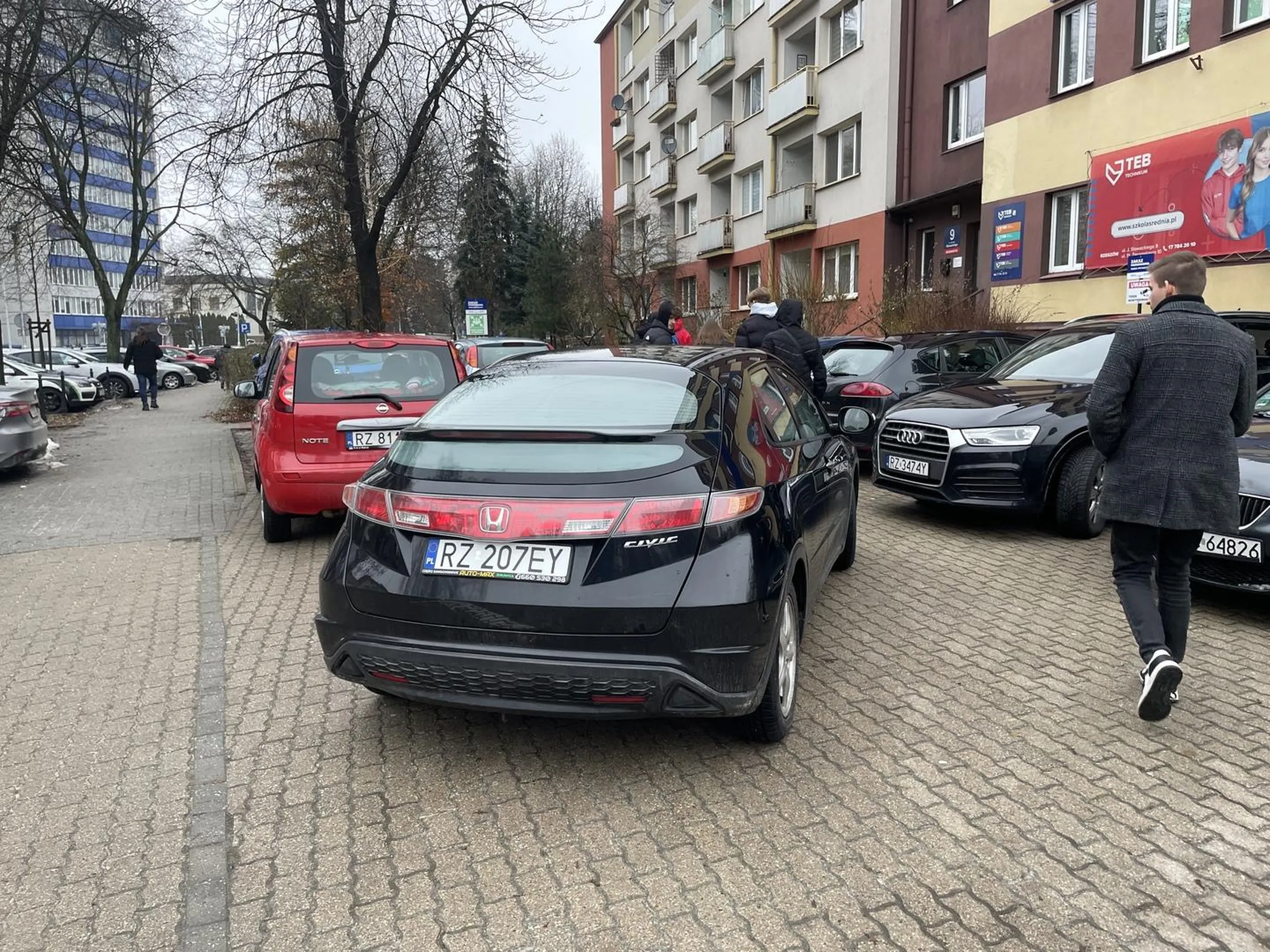 Pan zablokował cały parking nie zważając na innych uczestników ruchu drogowego.