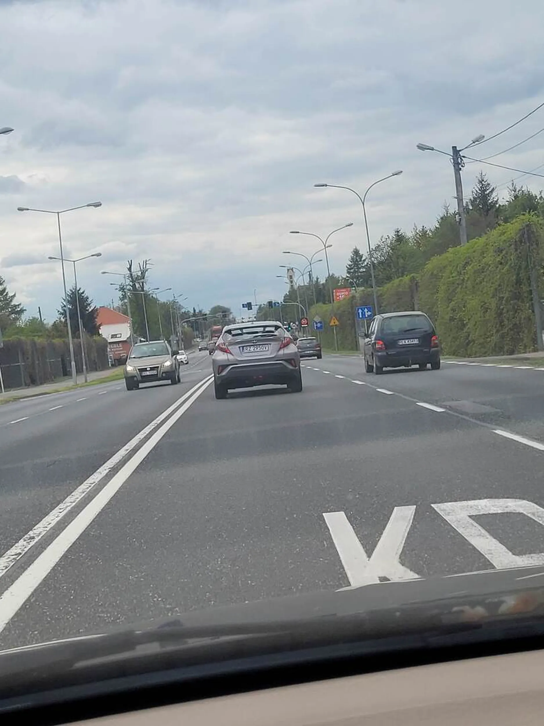 Burak , przyspiesza podczas wyprzedzania, zjedzą drogę przy wyprzedzaniu na dwupasmówce, pokazuje obsceniczne gesty kierowcom.