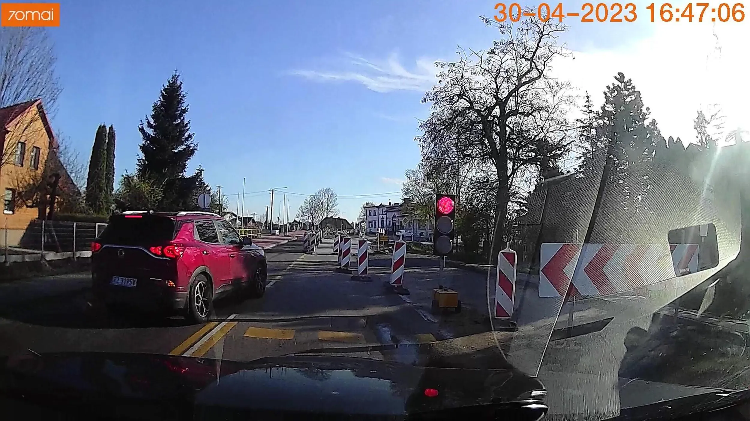 Cwaniaczek jak zwykle na wahadle musi się trafić jakiś. Brawo popaprańcu. Nie dość że sobie stanął pierwszy to jeszcze pojechał na tym czerwonym dalej jak gdyby nigdy nic.