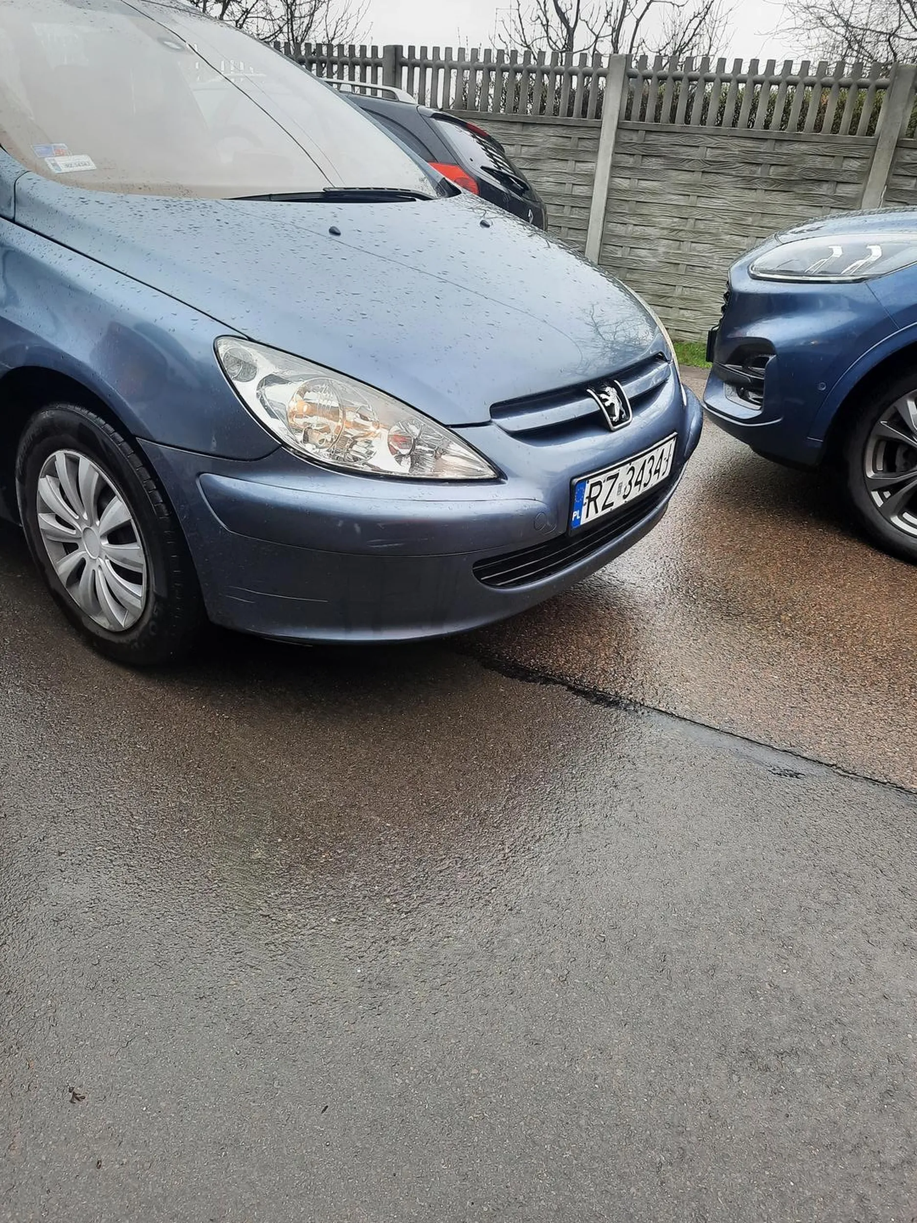 Blokowała drogę z cmentarza i wyzywała ludzi. Nie potrafiła rozminąć się z innym samochodem mimo miejsca