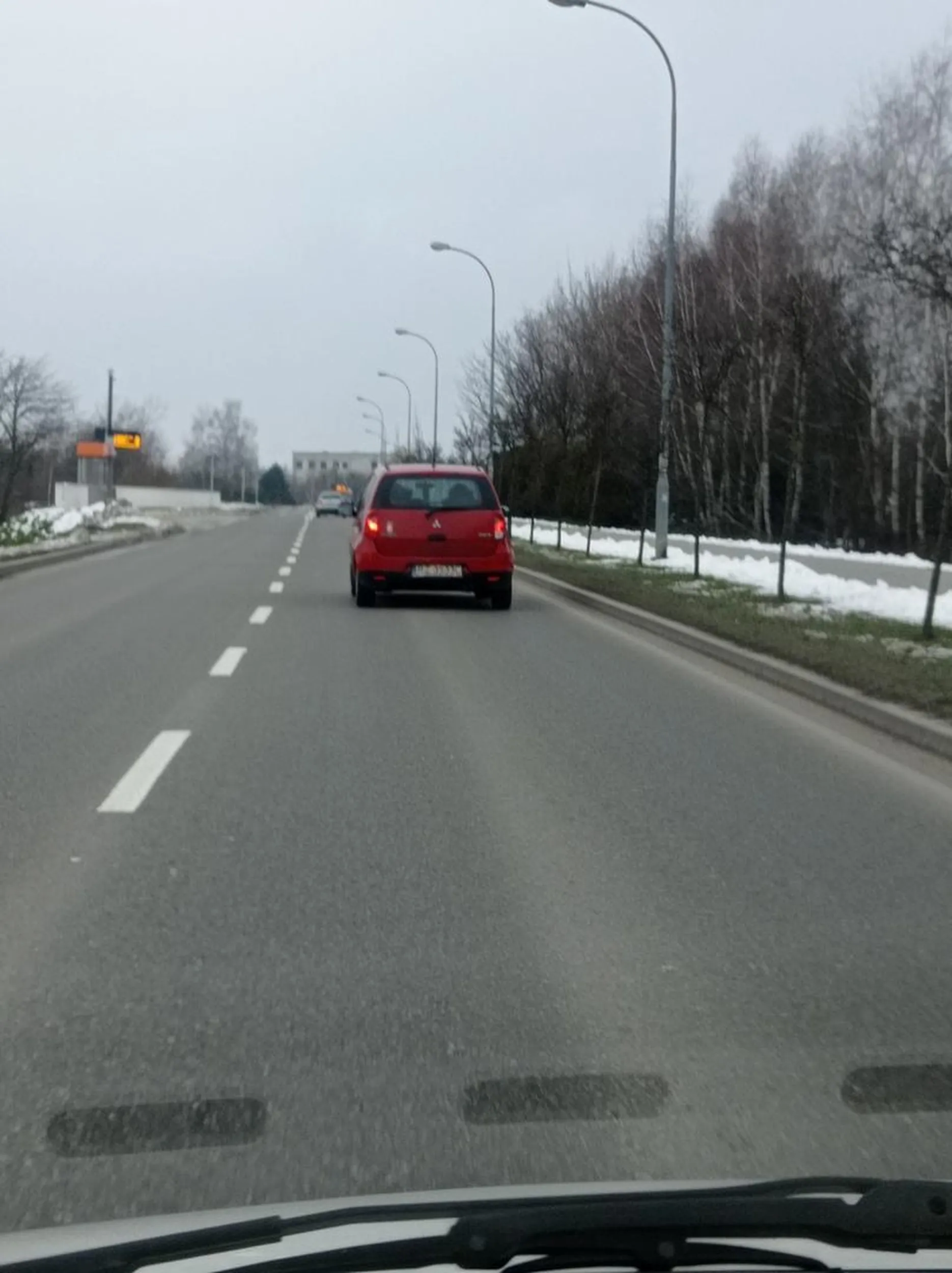 Stary a głupi, próba wymuszenia szkody. Uważajcie na idiotę.