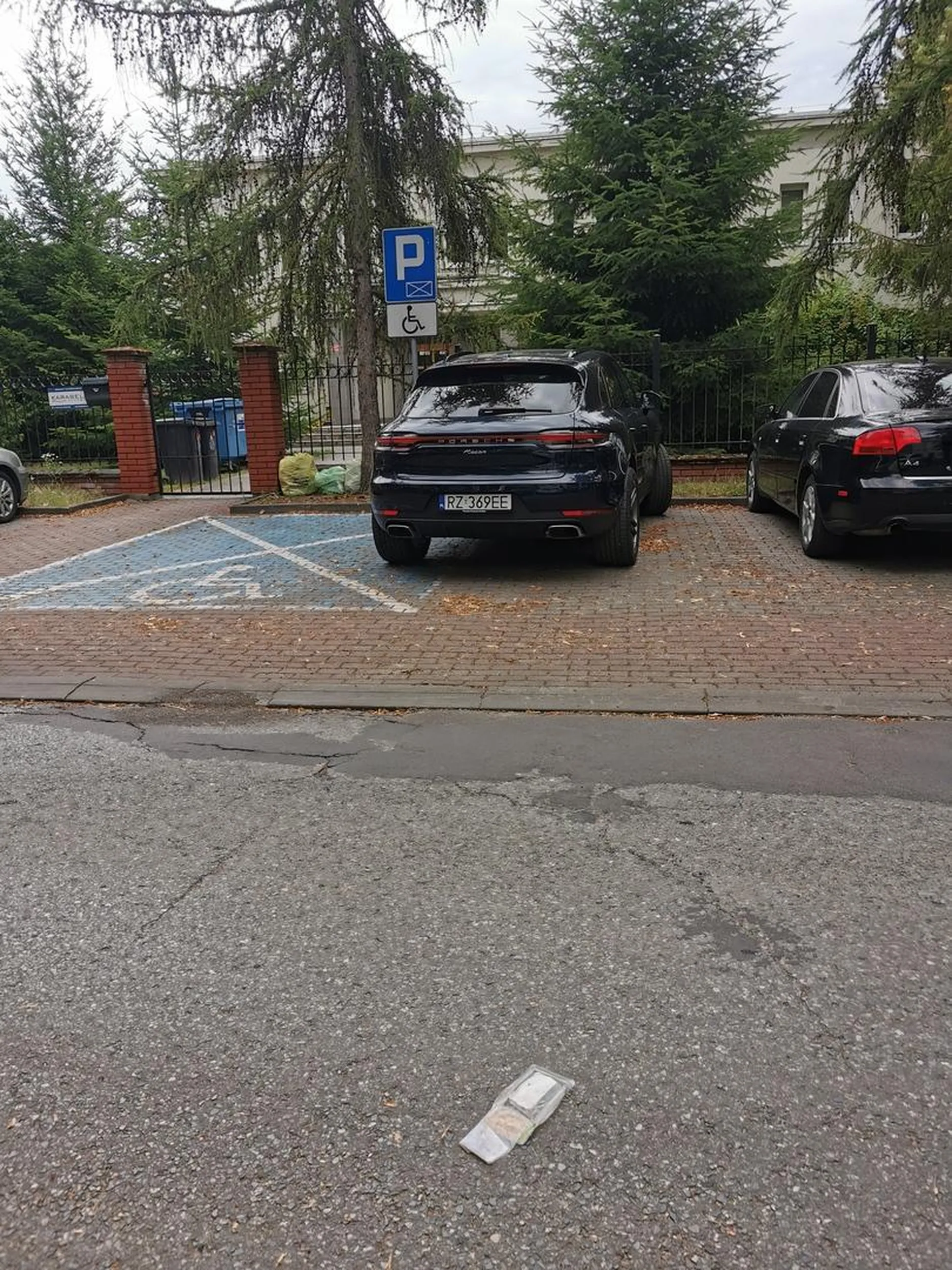 Orzeł, który nie posiada karty parkingowej parkuje jak widać na zdjęciu. Mając niepełnosprawne dziecko poruszające się na wózku nie miało możliwości wysiąść. Kierowcy gratuluję wyobraźni. Gdyby wydawali karty niepełnosprawności "na mózg" to miałbyś ją w pierwszej kolejności. Obyś Ty nie potrzebował korzystać z takich miejsc. Pozdrawiam