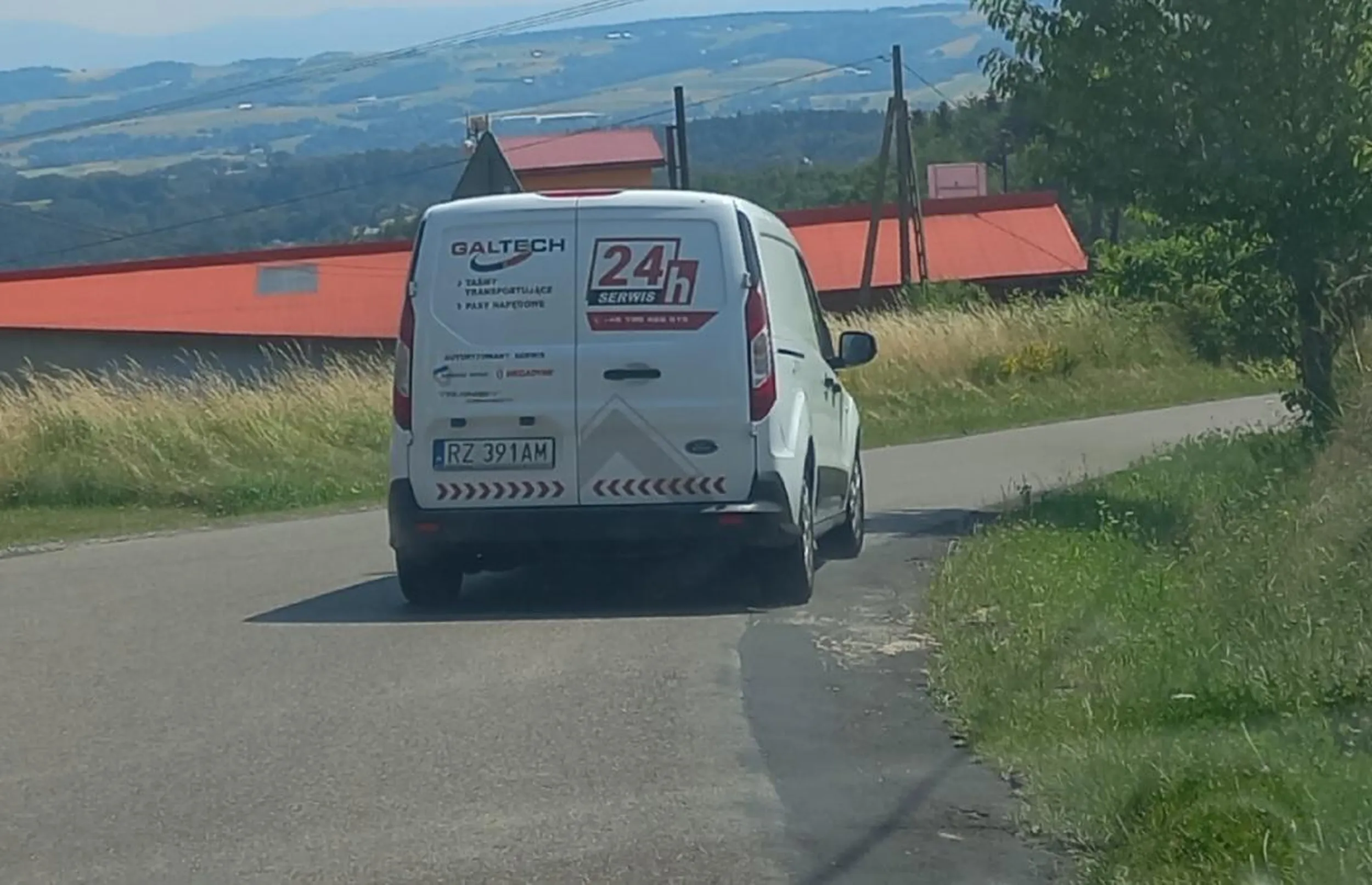 Jedzie 40kmh w niezabudowanym i nie daje się wyprzedzić bo zajeżdża drogę