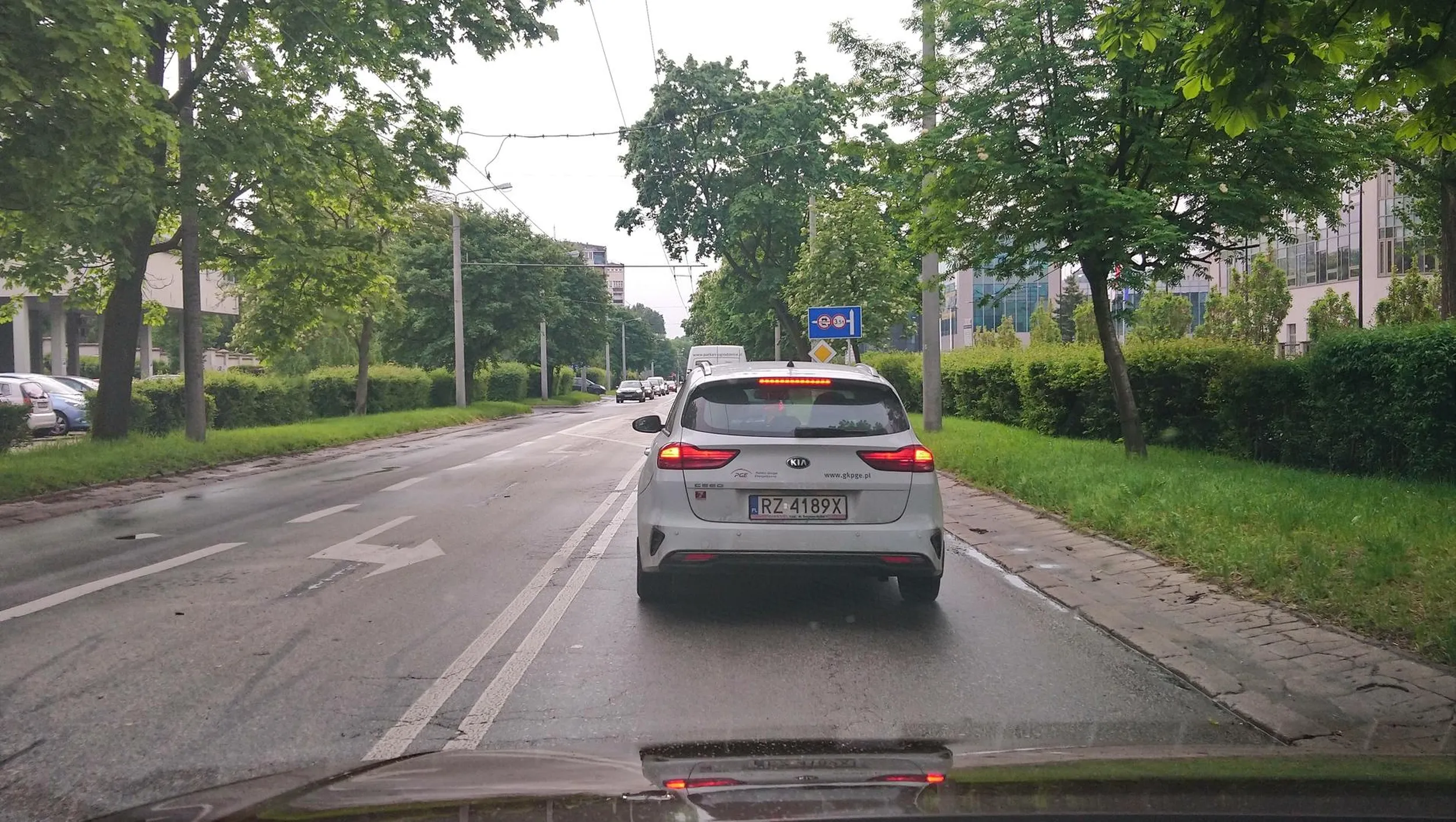 Bardzo chciałem Panu niegodnie reprezentującemu firmę PGE podziękować za to że chciał specjalnie doprowadzić do kolizji dzisiaj w Lublinie na ul. Głębokiej. Zostawił na zwężeniu pasów miejsce a kiedy zacząłem zmieniać pas wtedy przyspieszył chcąc spowodować kolizjie. Zwykły ciota i tyle w temacie. Być może to są standardy pracodawcy ale z człowieczeństwem nie mają nic wspólnego. Mam nadzieję że pasażerowi zaimponowałeś. Jesteś zwykłym żałosnym dupkiem i frustratem życiowym!!!! Nie pozdrawiam.