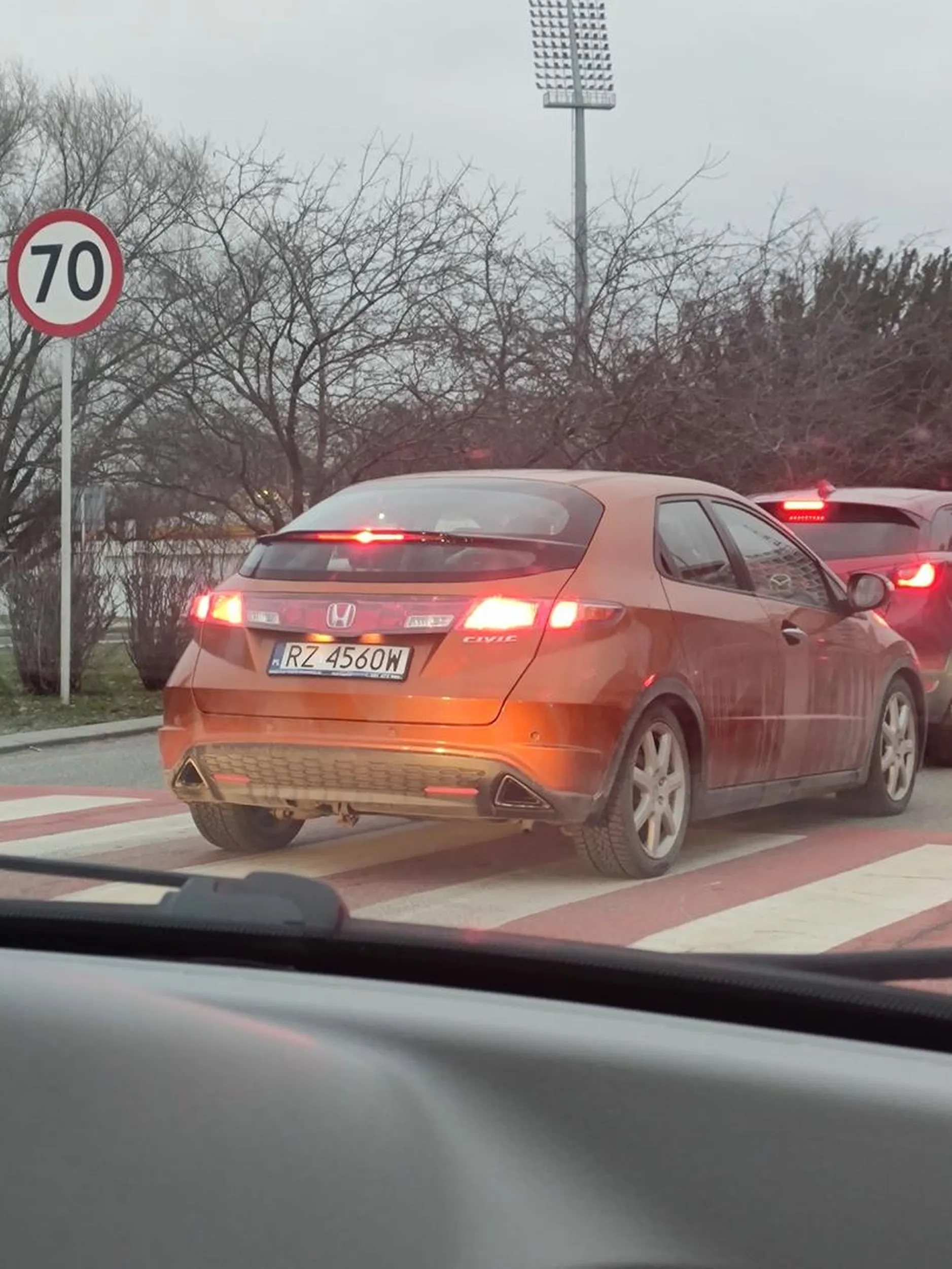 Chłopie, spokojnie, jakbyś stanął przed pasami to też byś zdążył