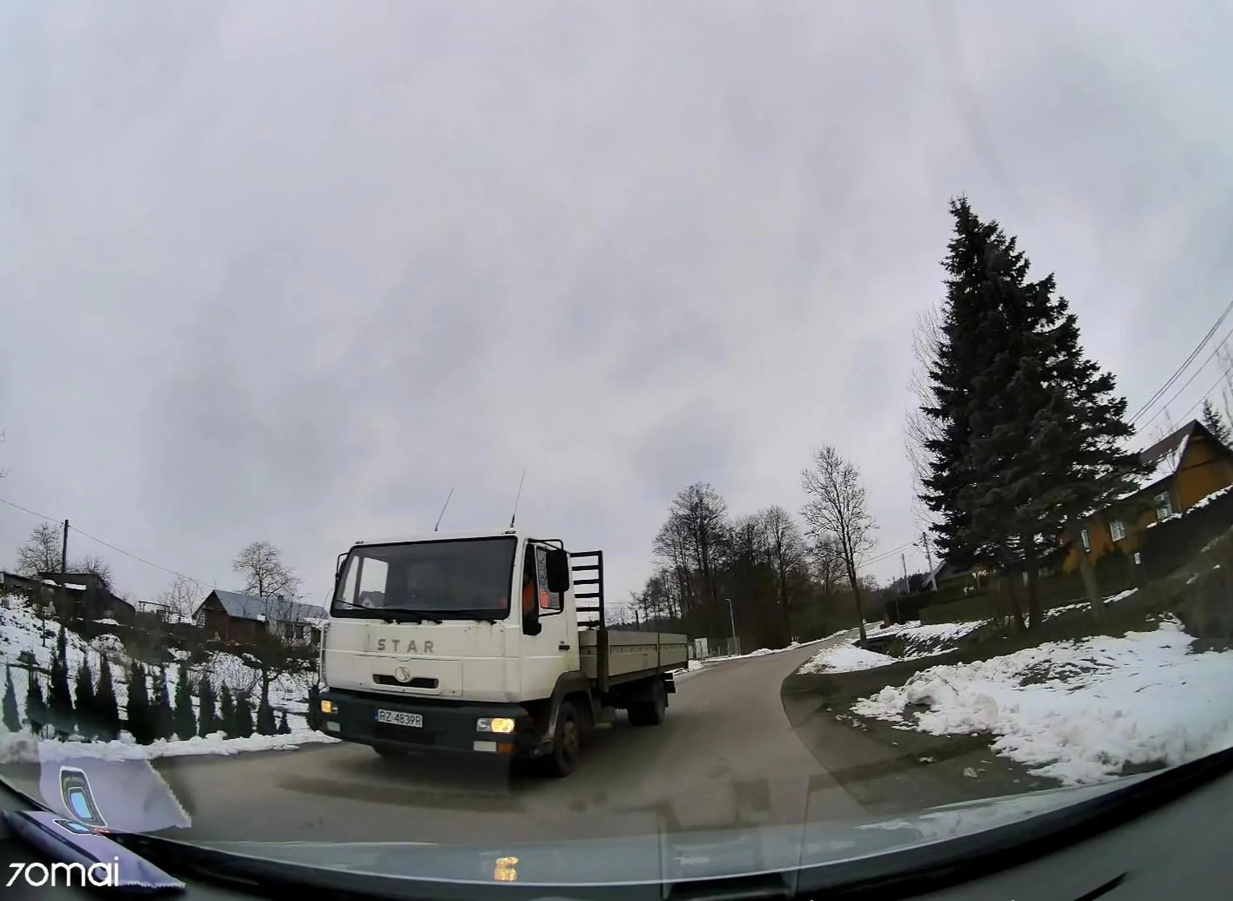 Cymbał tak zakręt ściął że mi lusterko wyrwał. Jak cie znajde to się odpłacę?