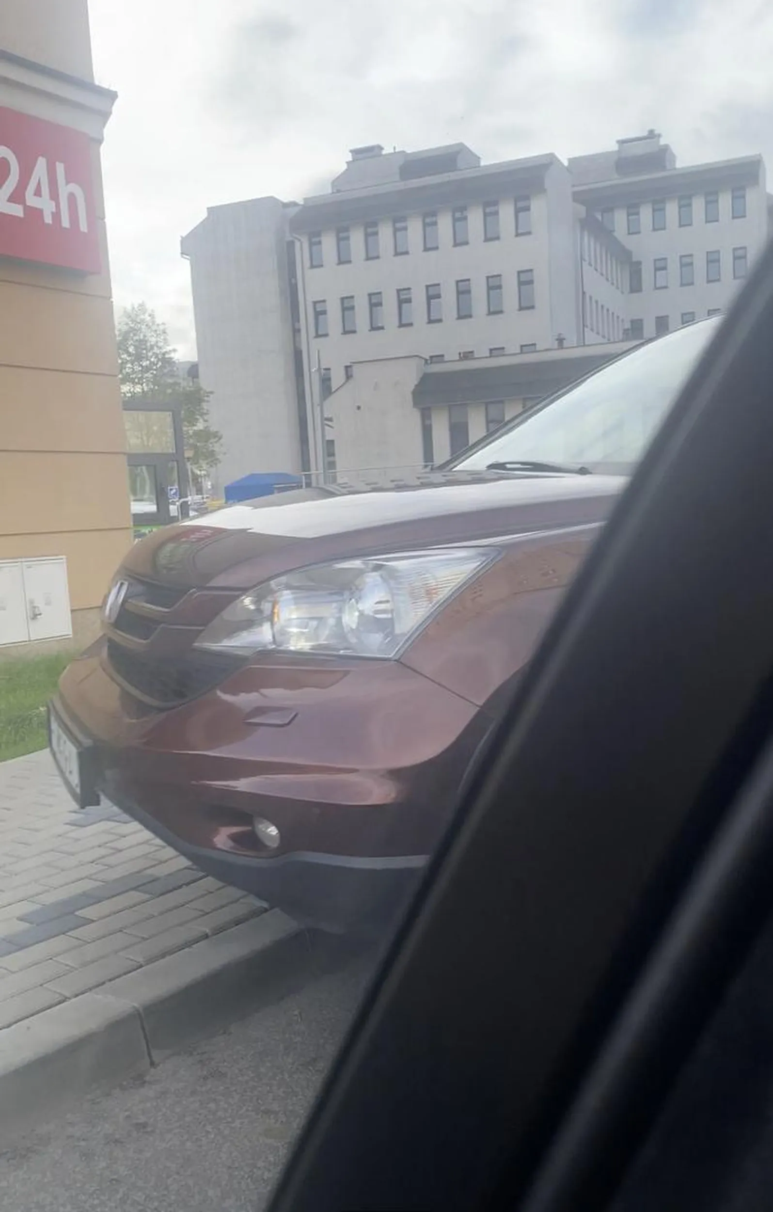 Ta kobieta nie potrafi kierować autem, nie zna praw ruchu drogowego. Pokazuje środkowy palec ludziom. Wyprzedza z prawej strony po chodniku. Wjeżdża  na rondo z lewego pasa ruchu na zewnętrzny wymuszając nagle hamowanie. Dramat