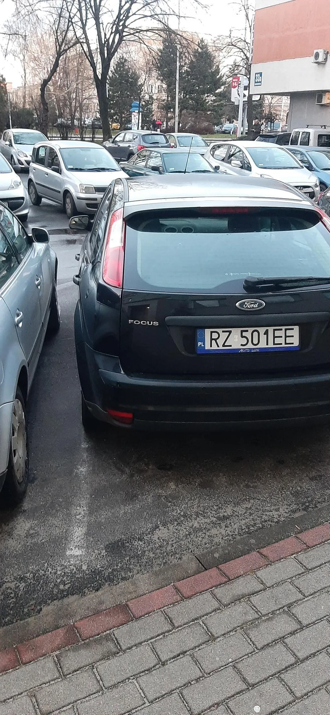 Naucz się parkować w liniach bo bardzo dobrze są widoczne.