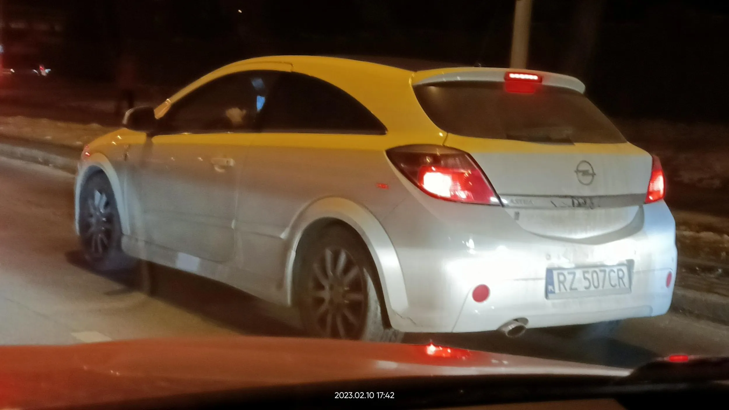 Typowy rzeszowski opierdalacz rond. Z lewego pasa wjechać na wewnętrzny na rondzie, żeby się zaraz wpierdolić na chama w pierwszy zjazd. Potem najlepiej zająć lewy pas i żeby ktoś czasem go nie wyprzedził. O wyprzedzaniu na przejściu dla pieszych już nie wspominając.