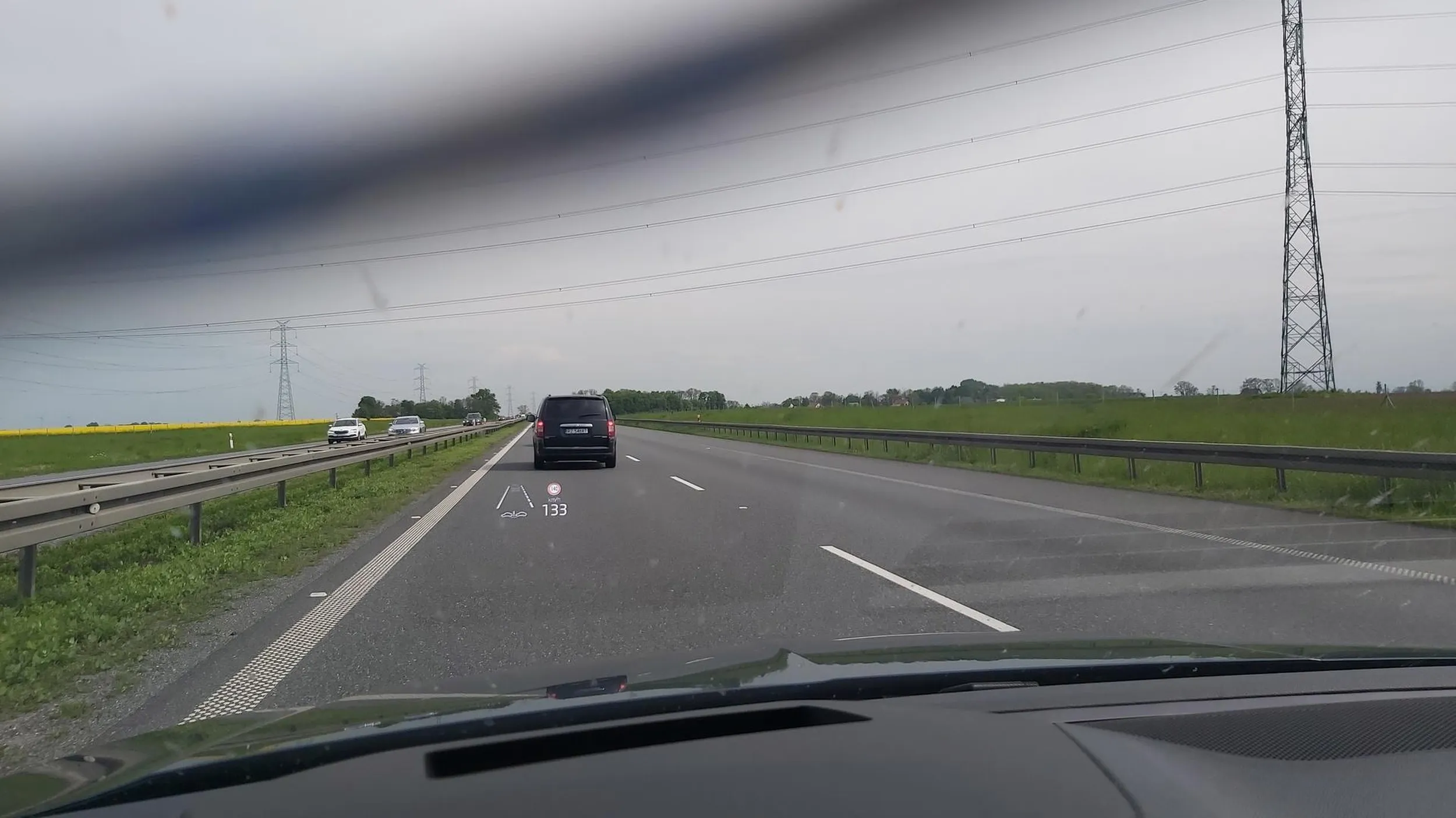 Facet ma coś nie tak z głową. Dzisiaj na A4 spowodował prawie dwie kraksy, wyprzedzał prawym pasem, a gdy widział że nie ma miejsca to spychał samochody prawidłowo jadące lewym pasem, zamiast odpuścić.